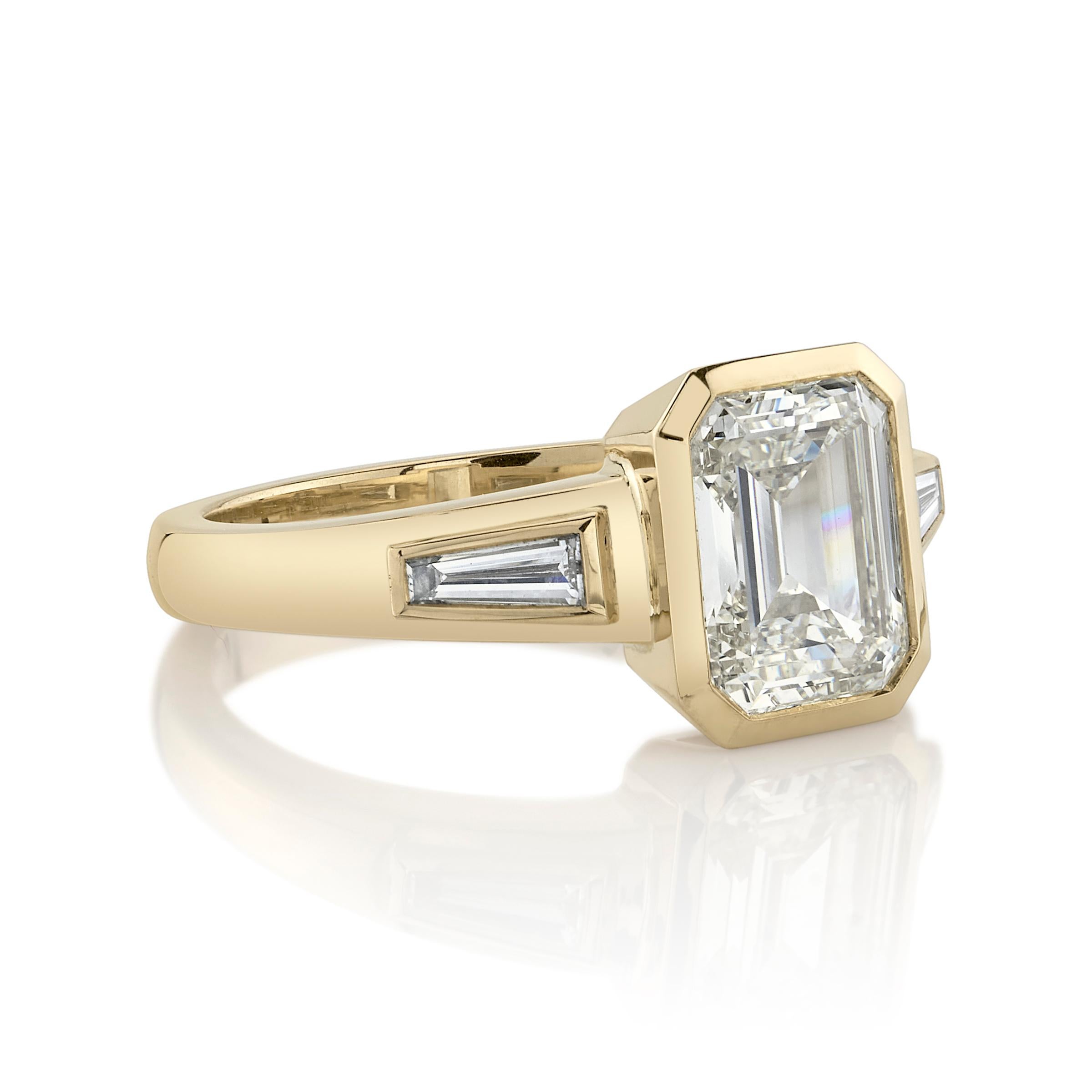 2,00ct N/VS2 GIA-zertifizierter Diamant im Smaragdschliff mit 0,24ctw spitz zulaufenden Diamanten im Baguetteschliff, eingefasst in eine handgefertigte Fassung aus 18 Karat Gelbgold.
