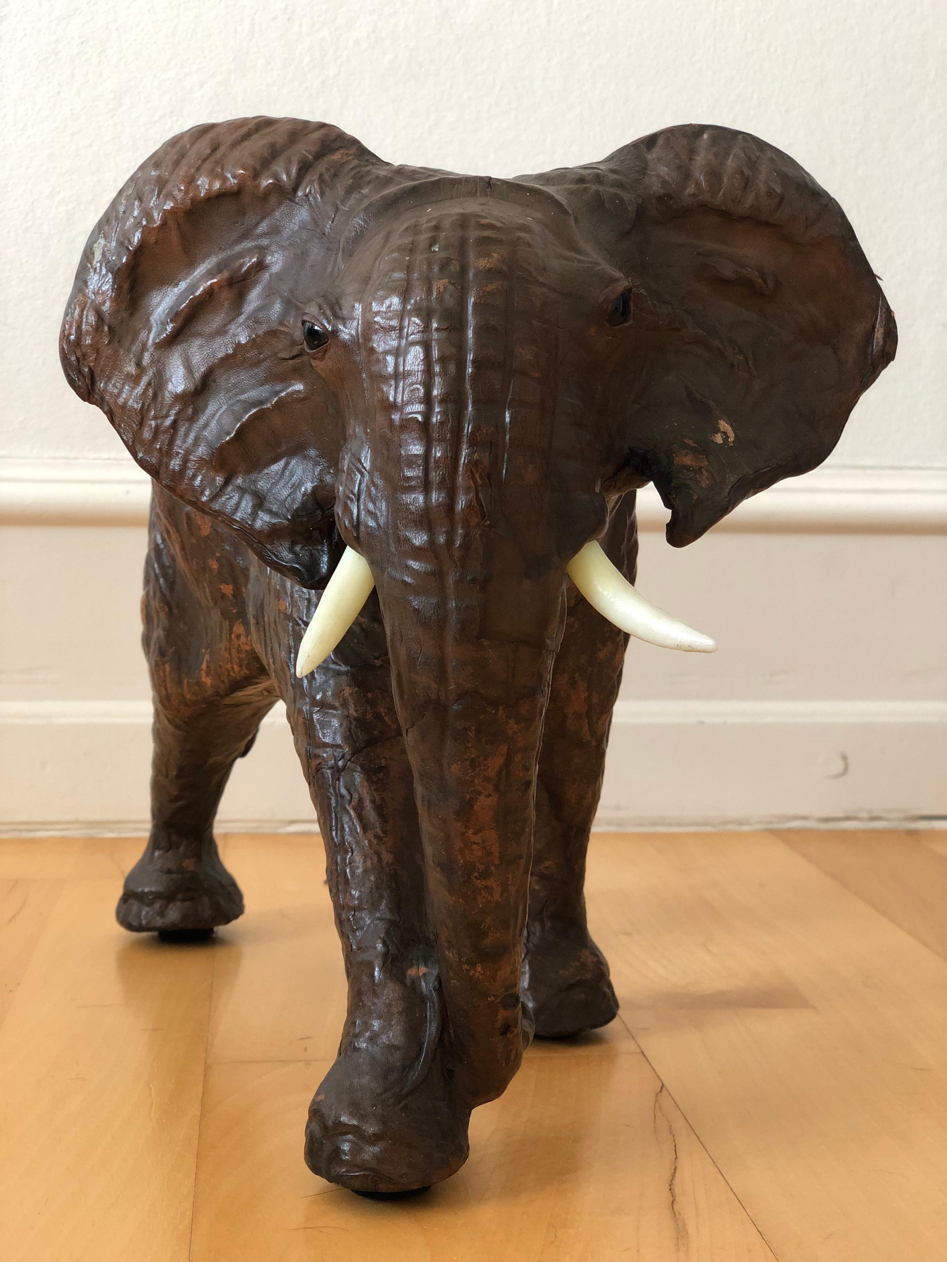 Questa squisita statua di elefante in pelle è un bellissimo pezzo realizzato a mano, che mostra dettagli e abilità artigianali eccezionali. Ogni caratteristica è stata accuratamente progettata per creare un aspetto realistico ed elegante, dalle