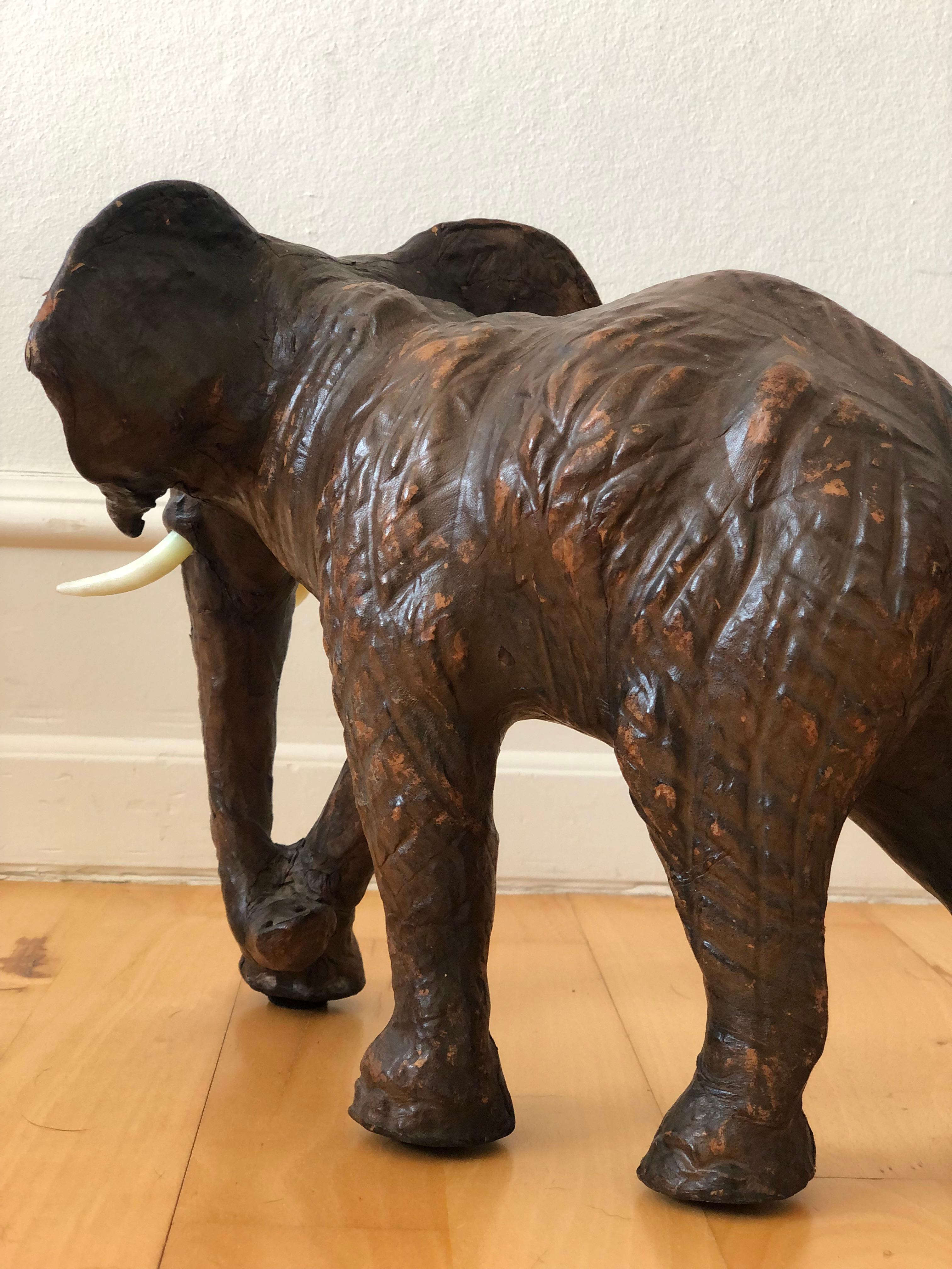 Spagnolo Statua di elefante in pelle realizzata a mano in vendita