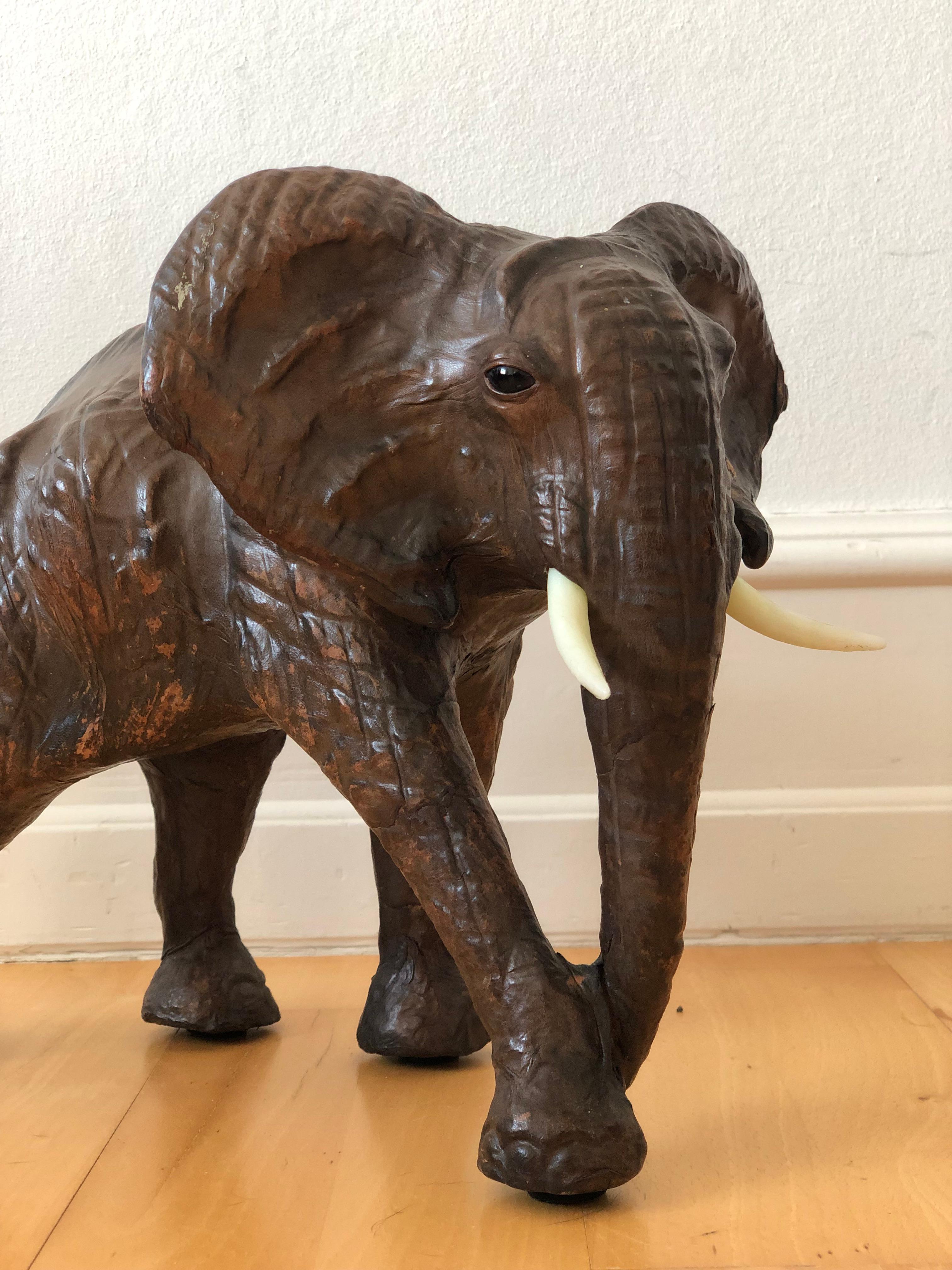 Fatto a mano Statua di elefante in pelle realizzata a mano in vendita