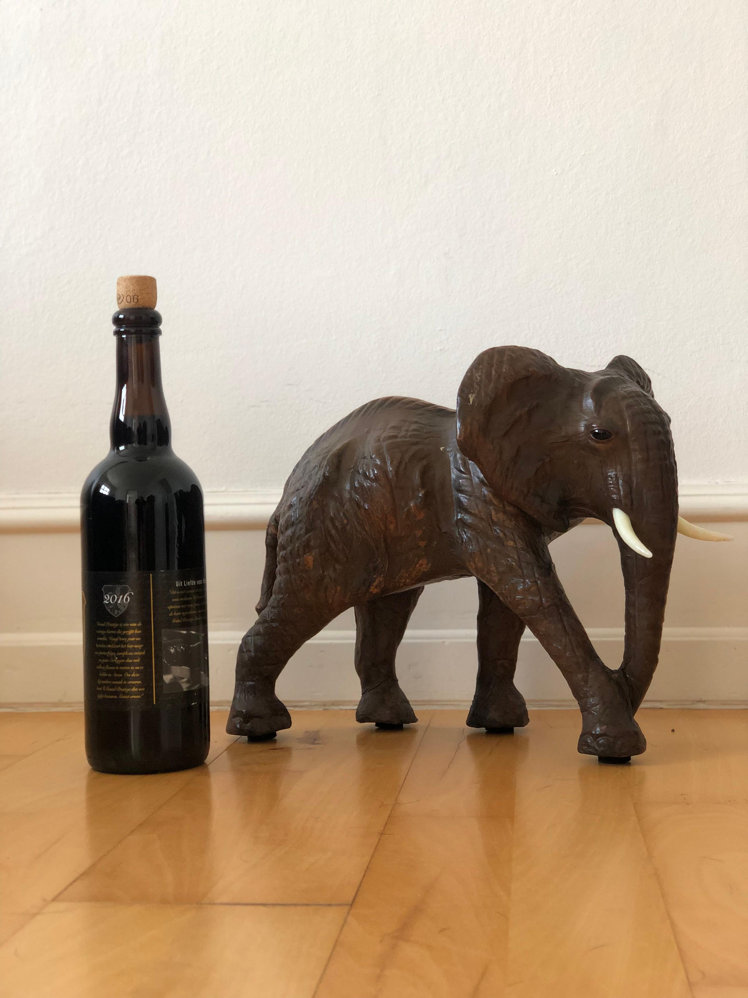 Statua di elefante in pelle realizzata a mano In condizioni buone in vendita a Sakskøbing, DK