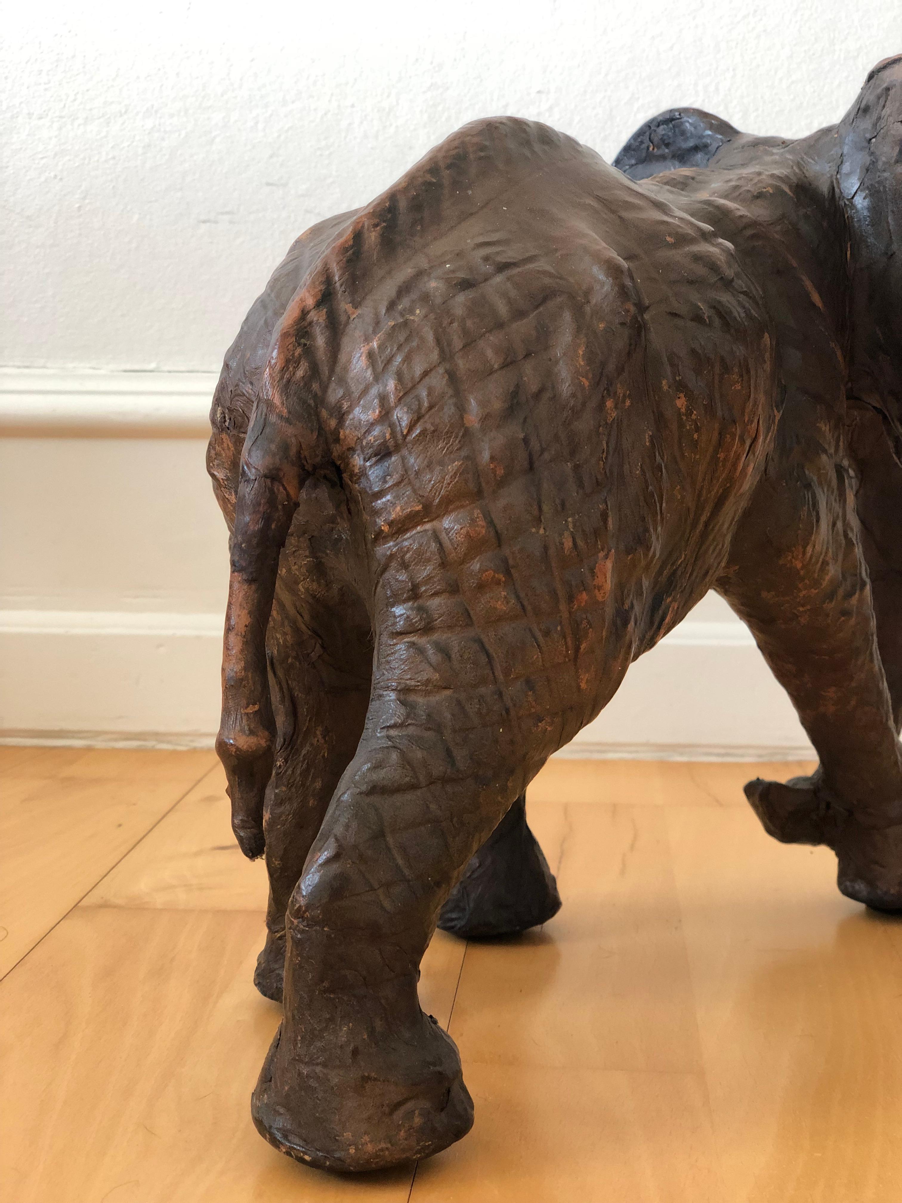 Metà XX secolo Statua di elefante in pelle realizzata a mano in vendita