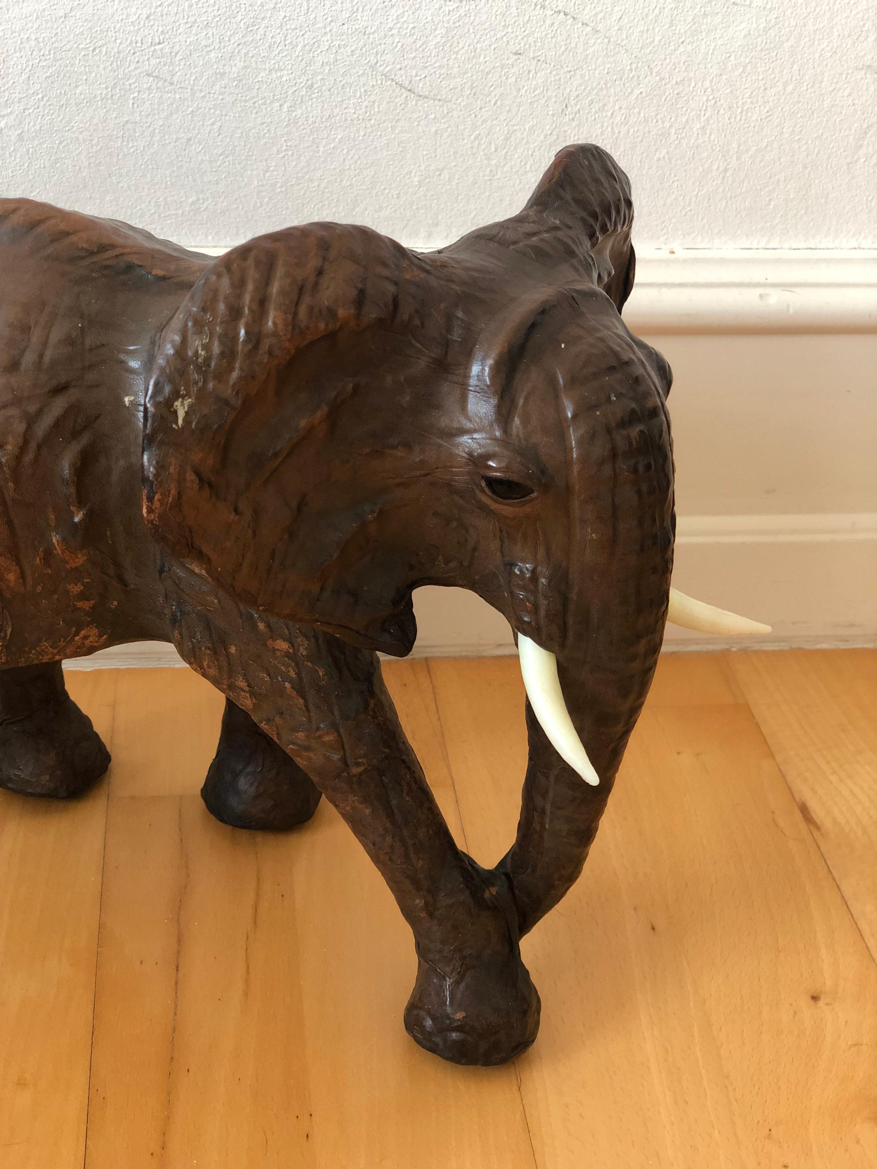 Pelle Statua di elefante in pelle realizzata a mano in vendita