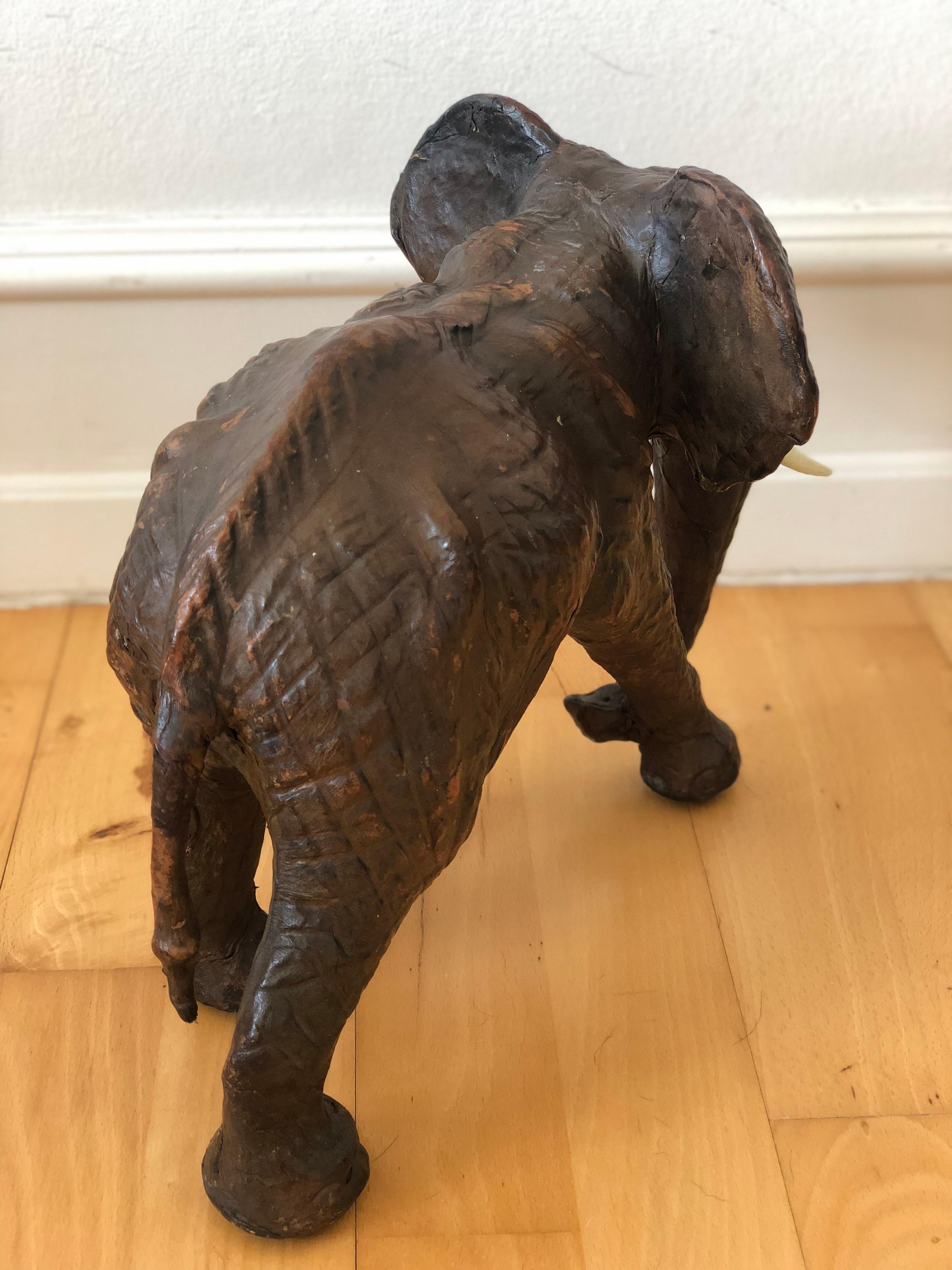 Statua di elefante in pelle realizzata a mano in vendita 1