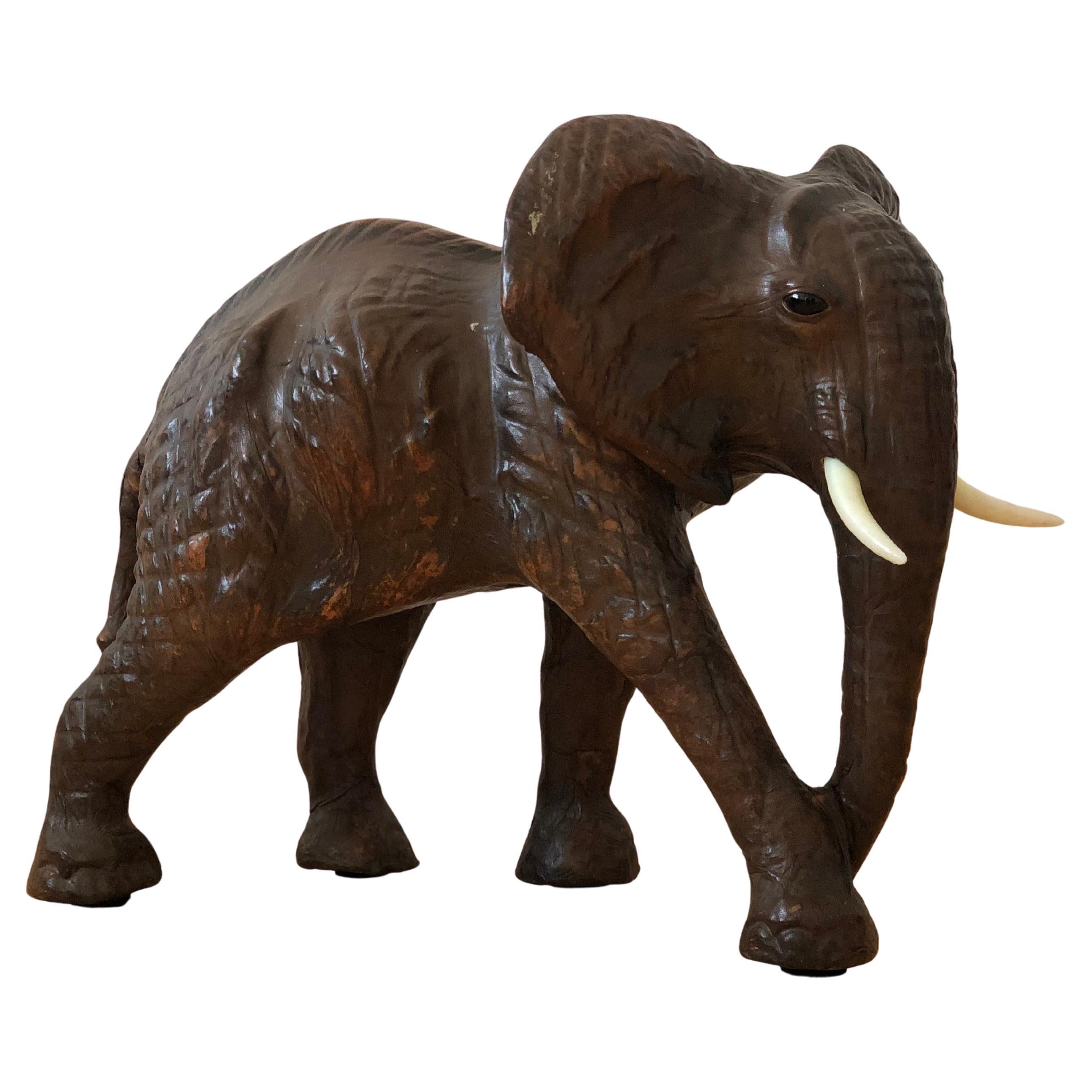 Estatua de elefante de cuero hecha a mano