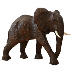 Estatua de elefante de cuero hecha a mano