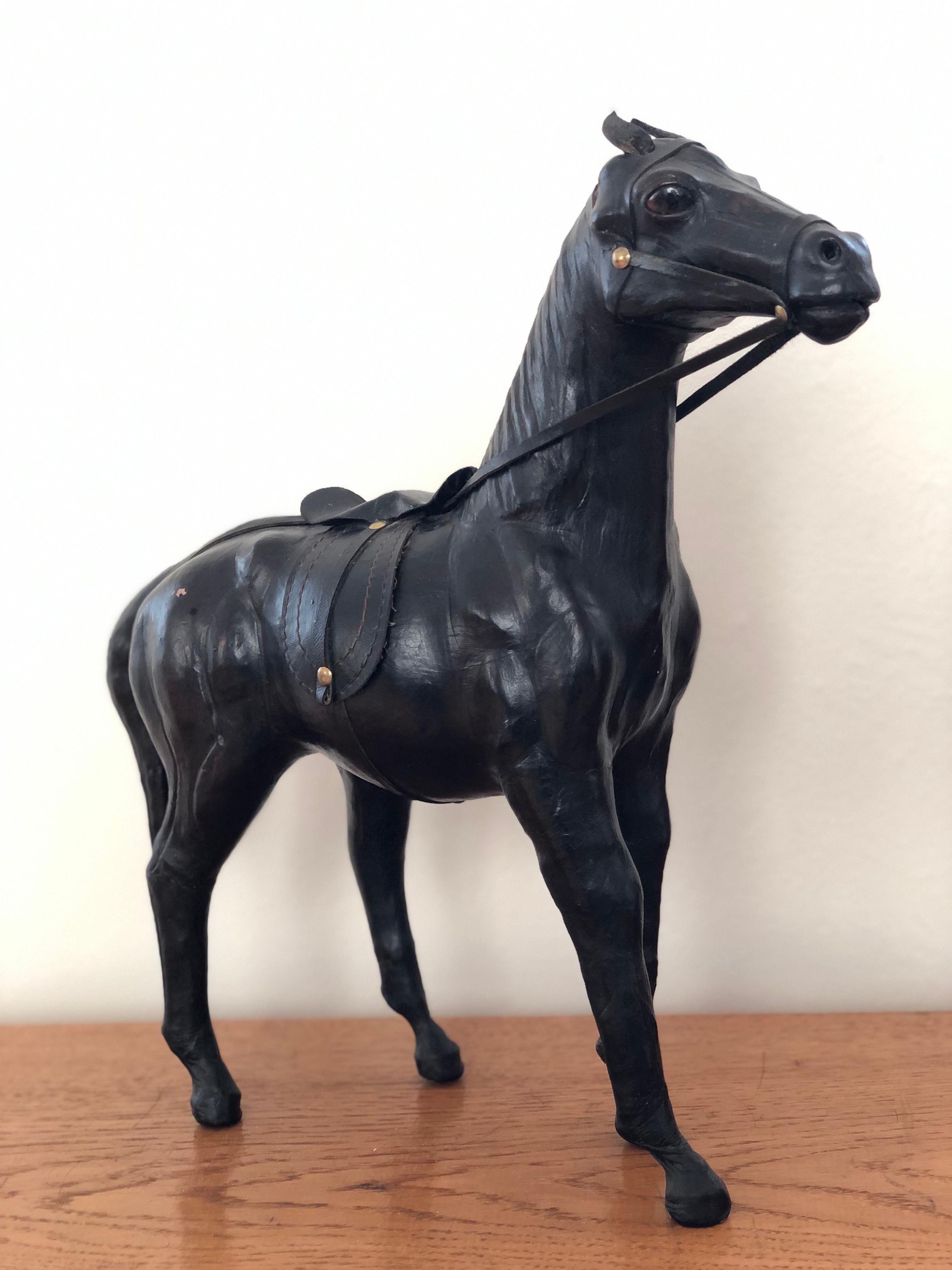 Statua di cavallo in pelle lavorata a mano con appuntamenti in ottone in vendita 3