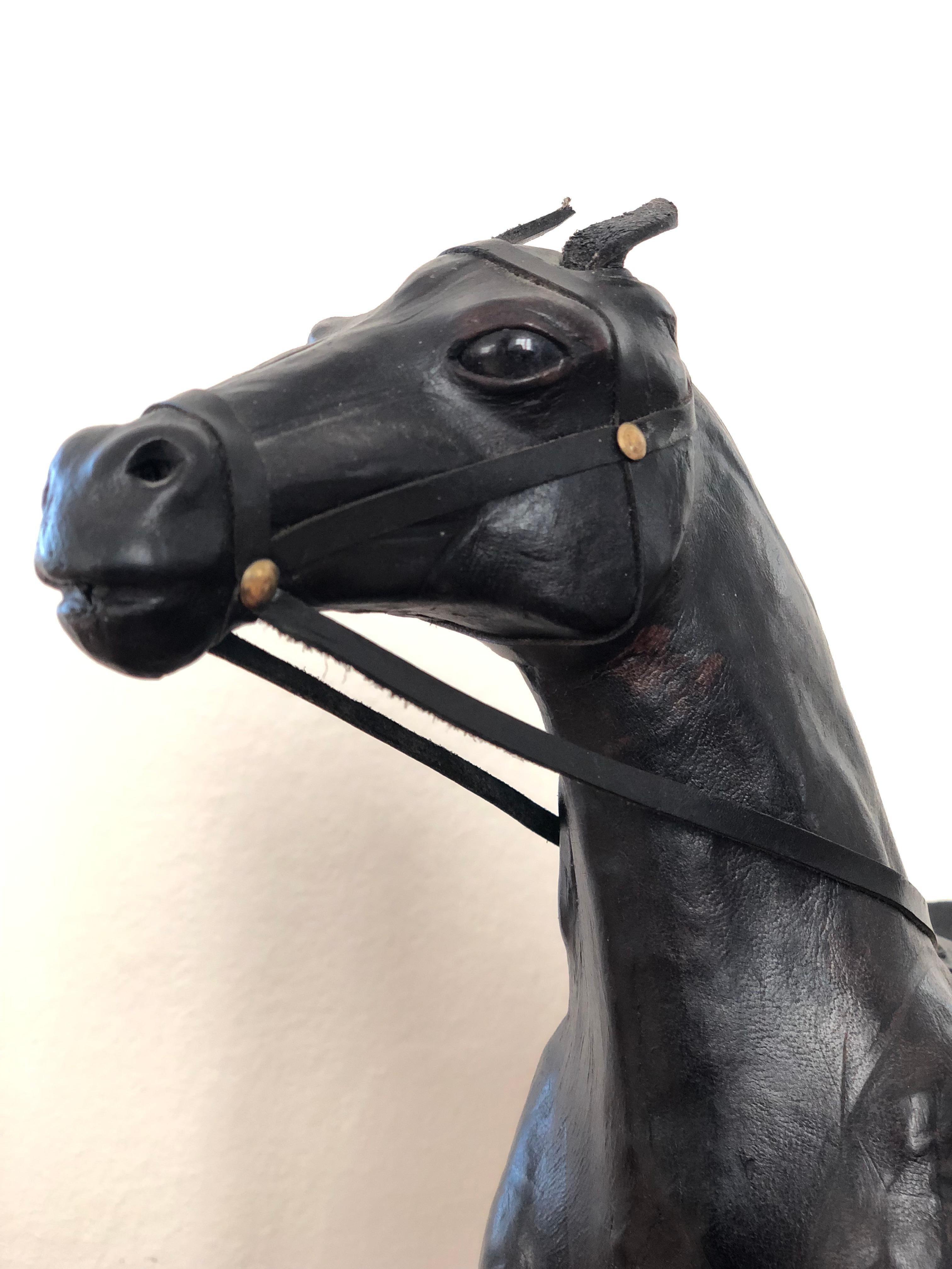 Questa statua di cavallo in pelle è un bellissimo pezzo realizzato a mano, che mostra dettagli e abilità artigianali eccezionali. Ogni caratteristica è stata accuratamente progettata per creare un aspetto realistico ed elegante, dalla sella in pelle