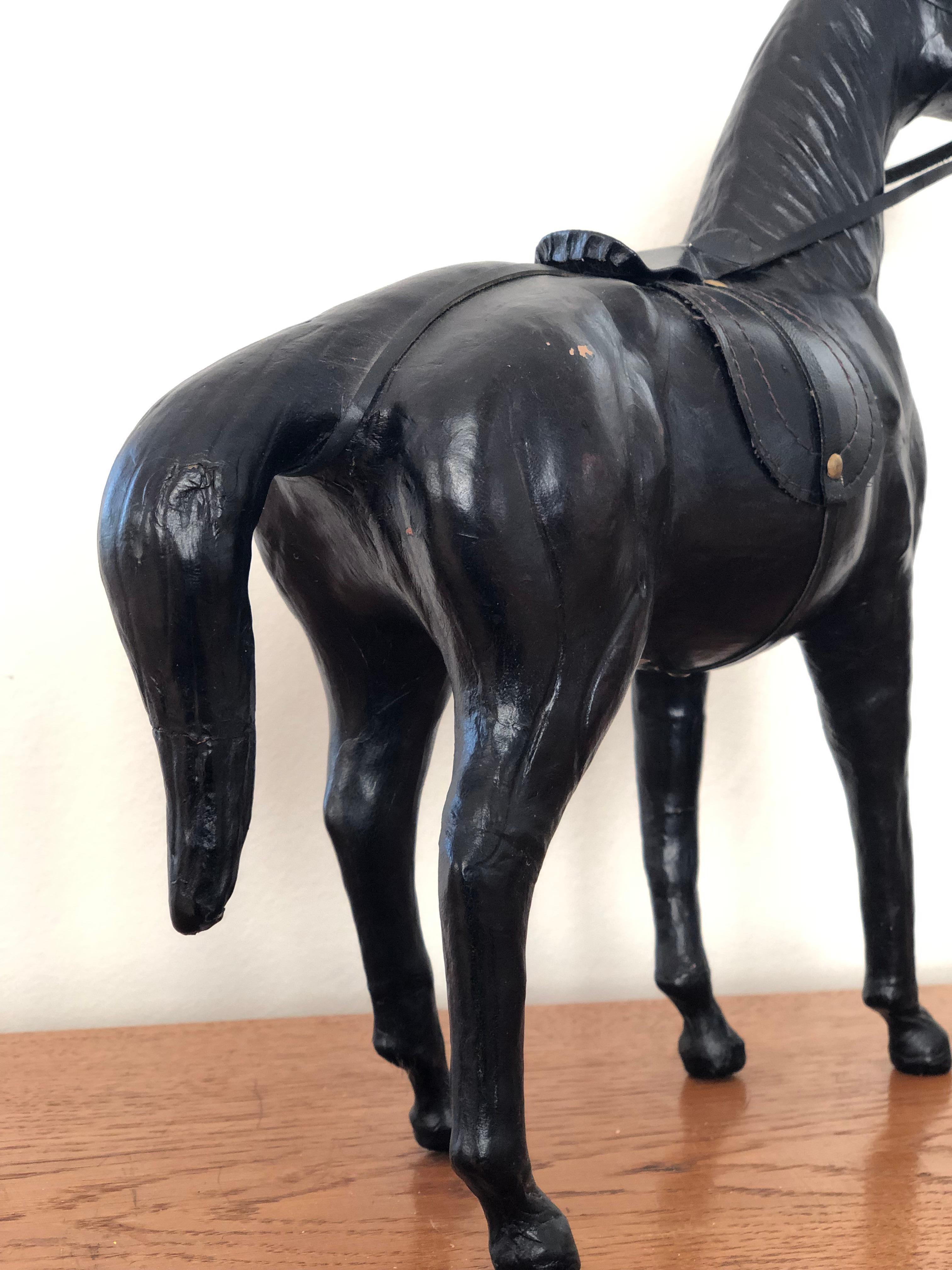 Fatto a mano Statua di cavallo in pelle lavorata a mano con appuntamenti in ottone in vendita