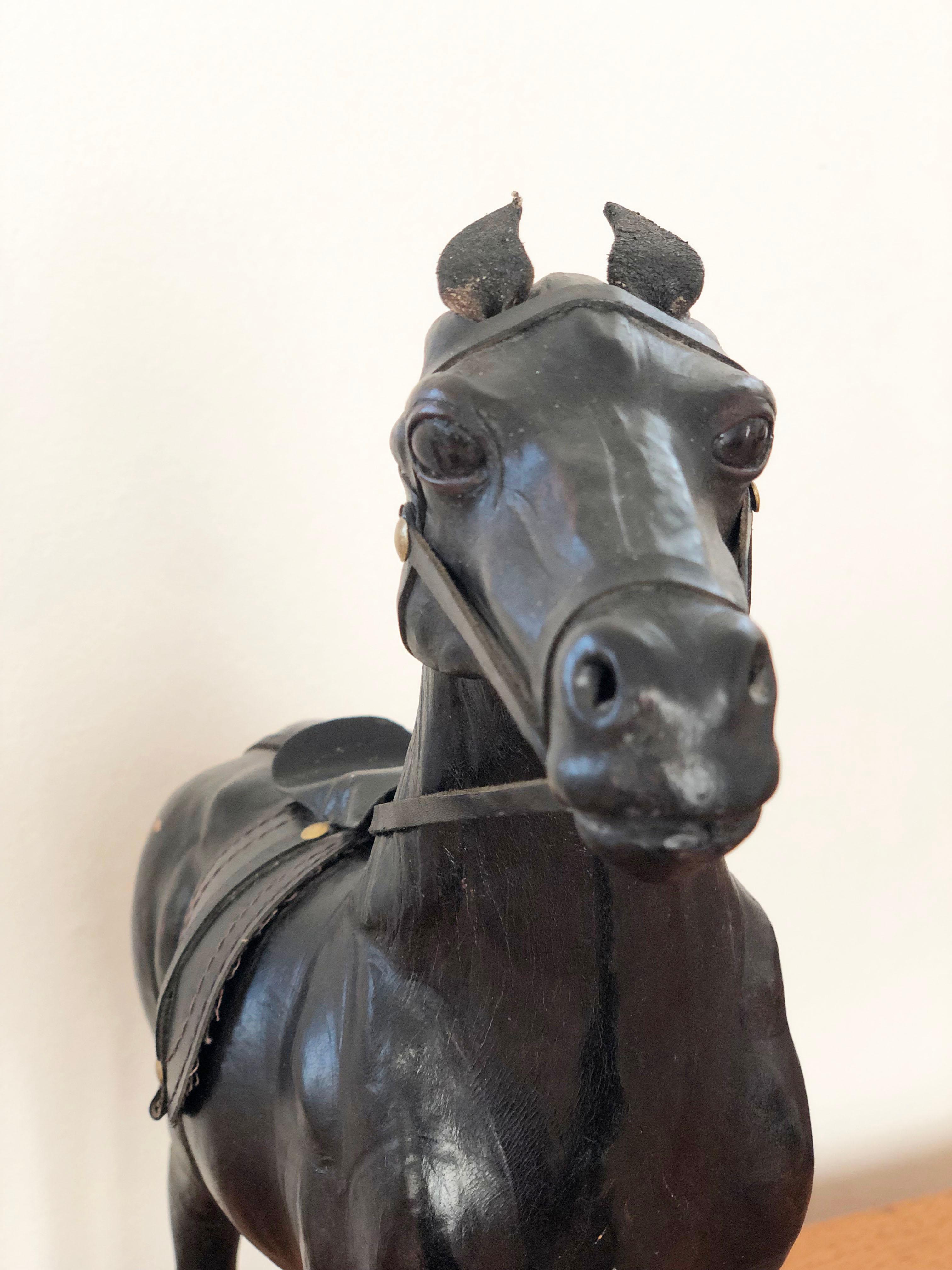 Statua di cavallo in pelle lavorata a mano con appuntamenti in ottone In condizioni buone in vendita a Sakskøbing, DK
