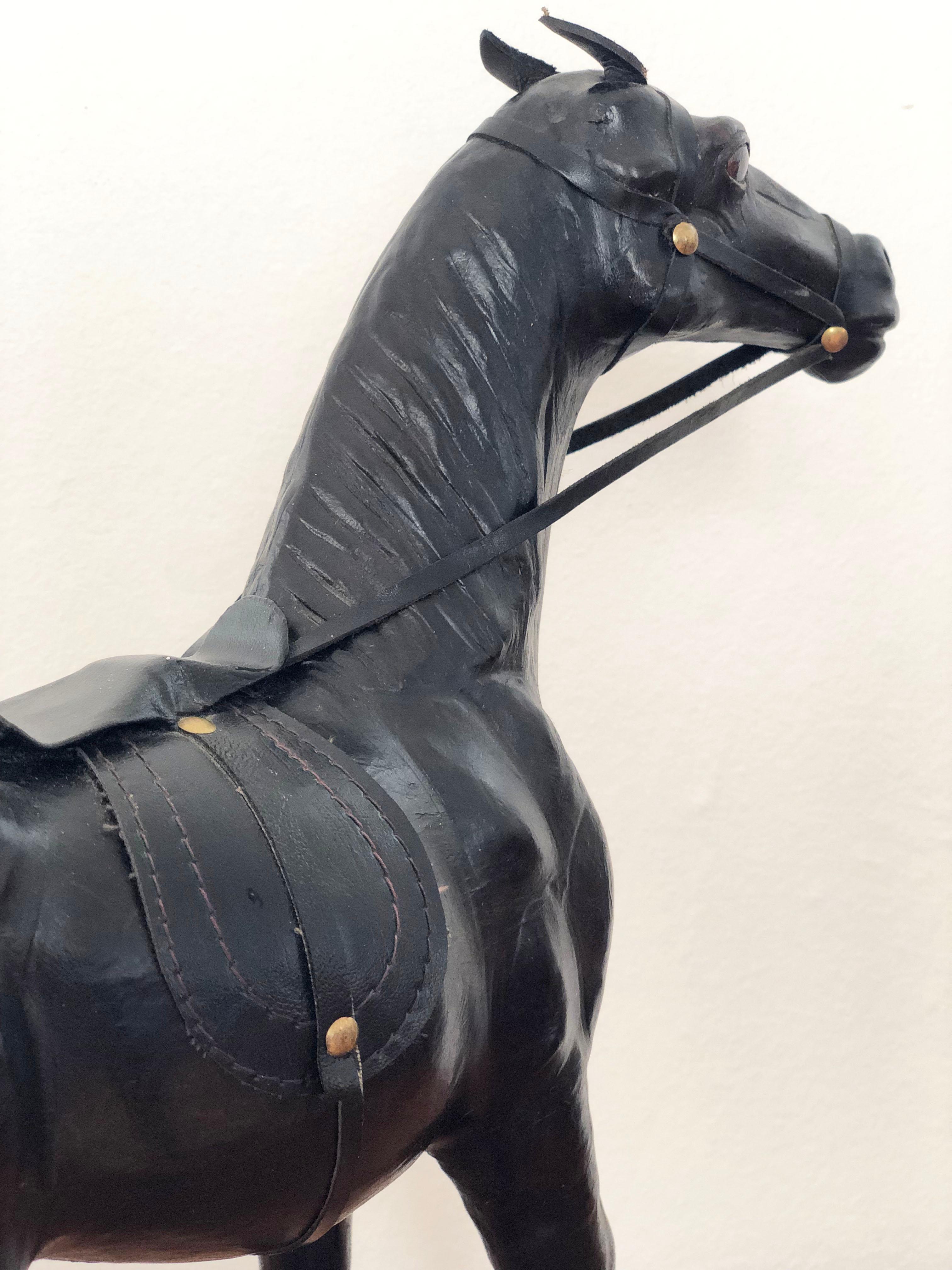 Metà XX secolo Statua di cavallo in pelle lavorata a mano con appuntamenti in ottone in vendita