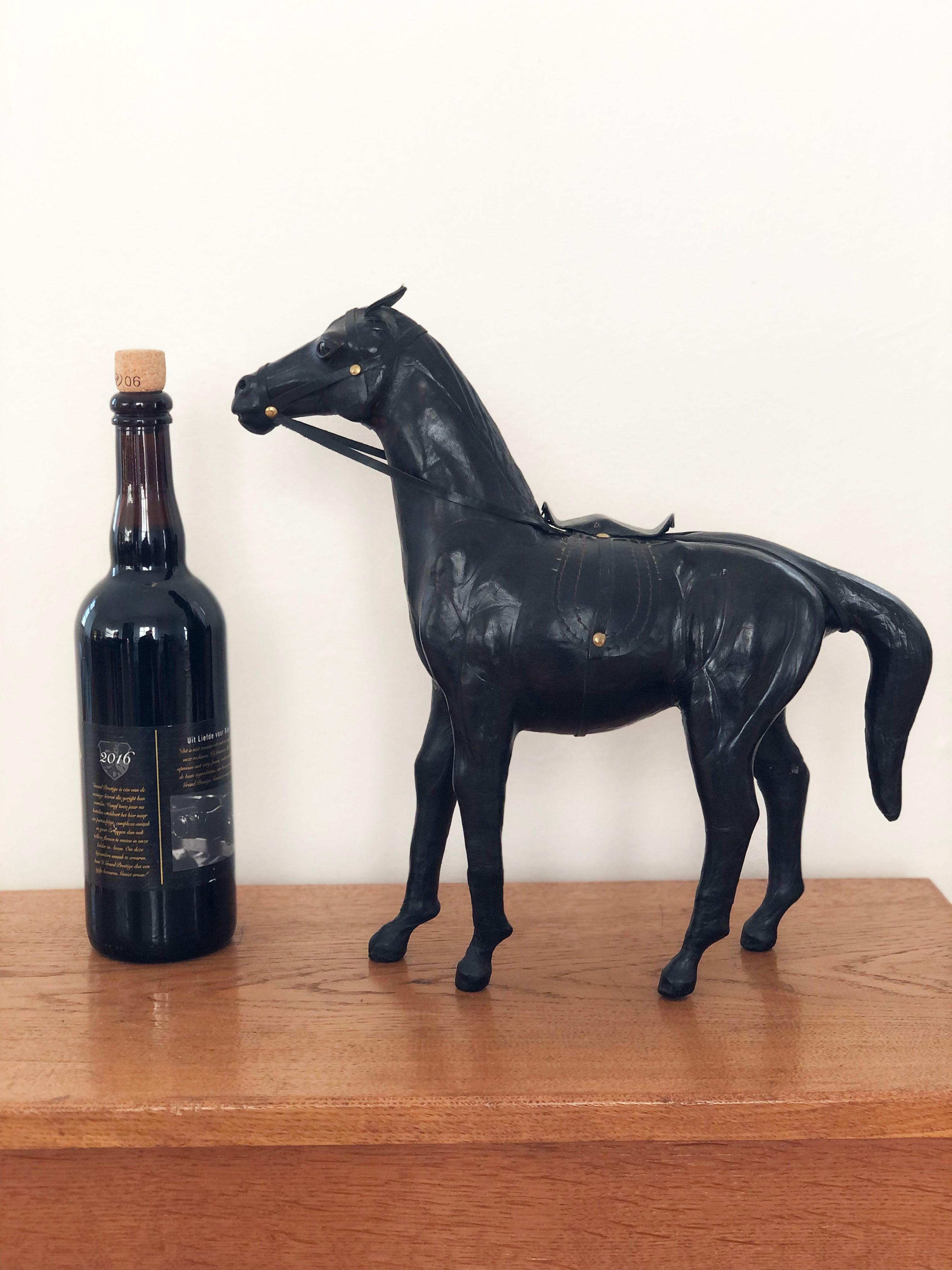 Pelle Statua di cavallo in pelle lavorata a mano con appuntamenti in ottone in vendita