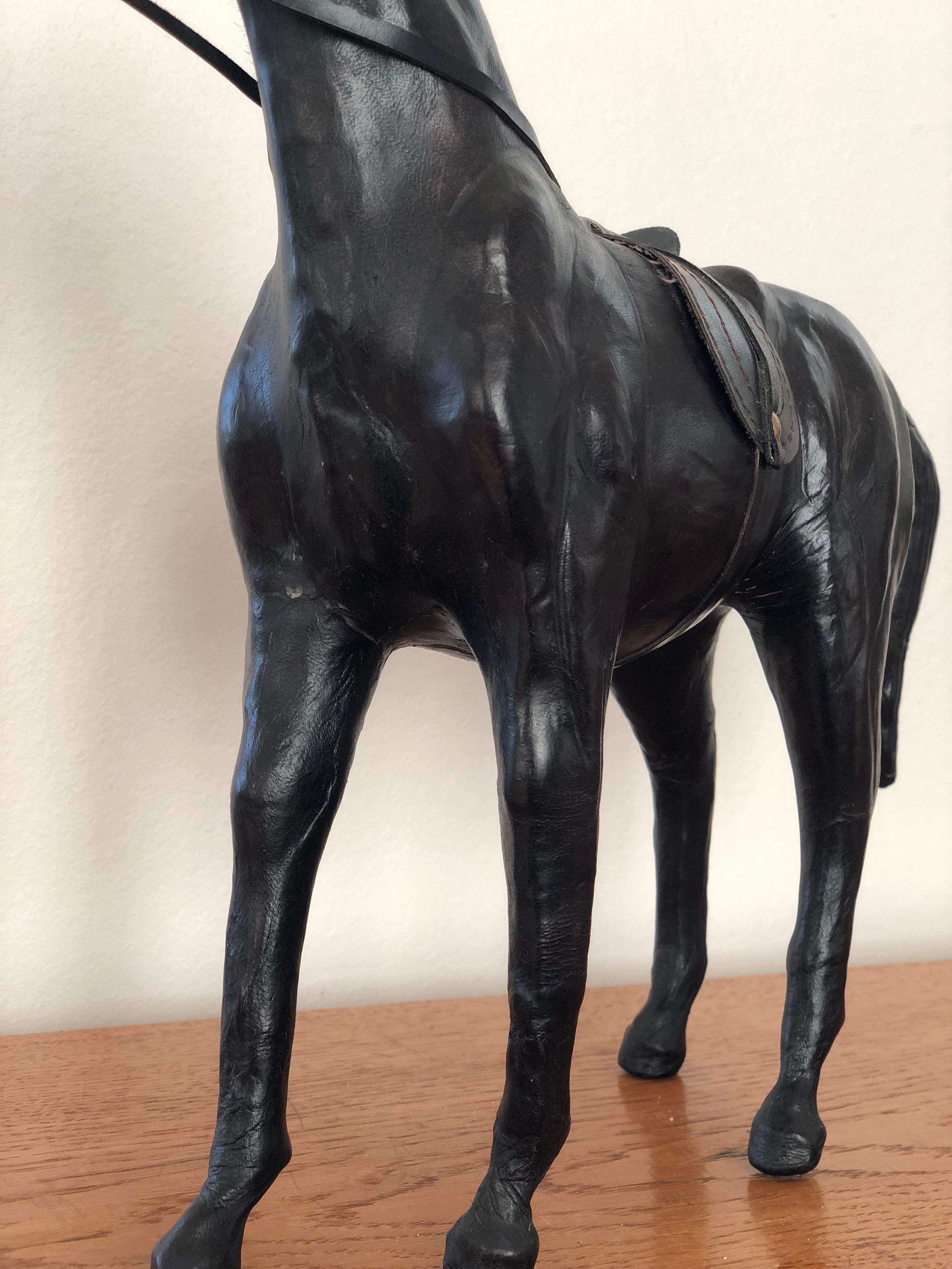 Statua di cavallo in pelle lavorata a mano con appuntamenti in ottone in vendita 1