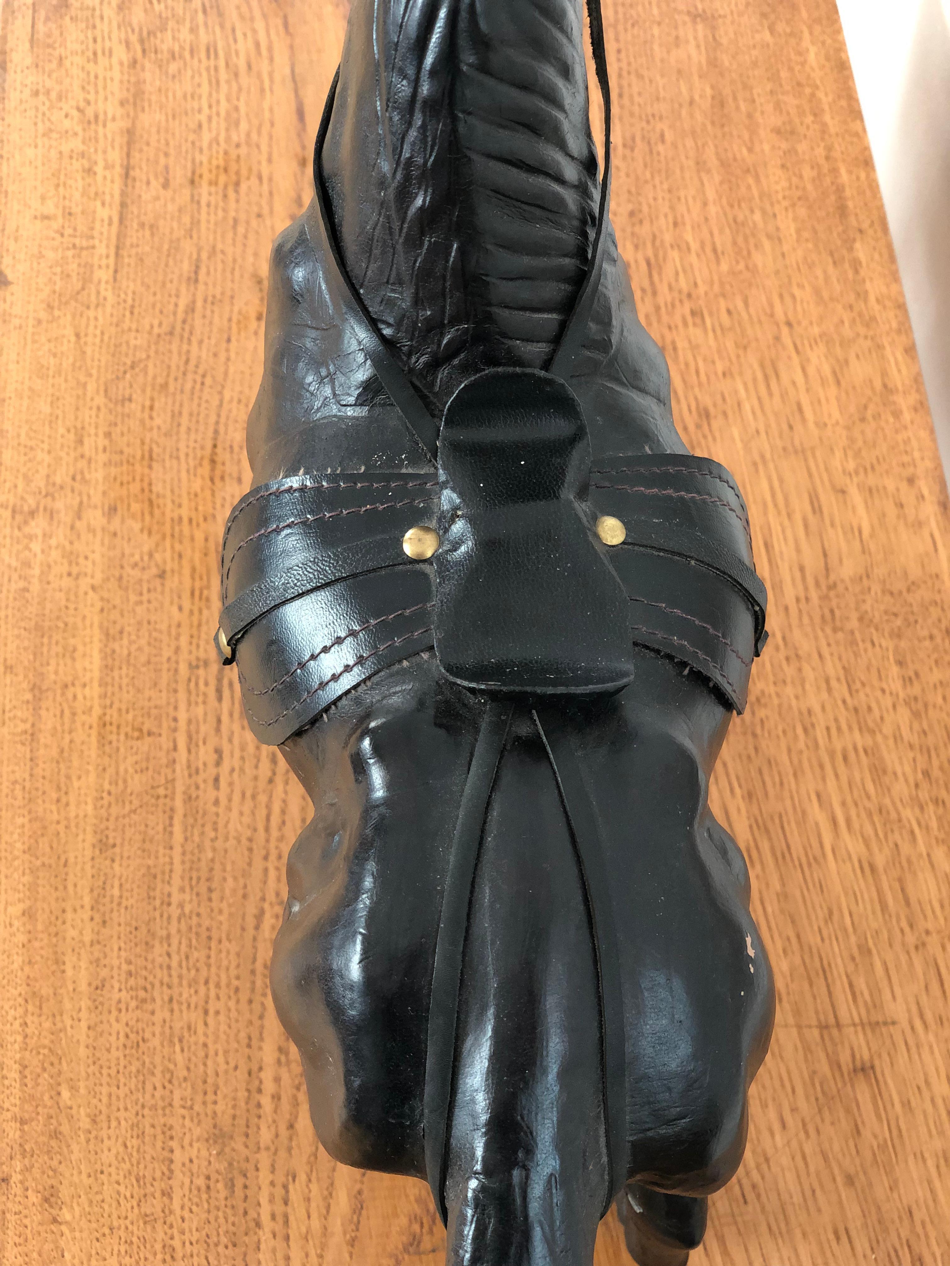 Statua di cavallo in pelle lavorata a mano con appuntamenti in ottone in vendita 2