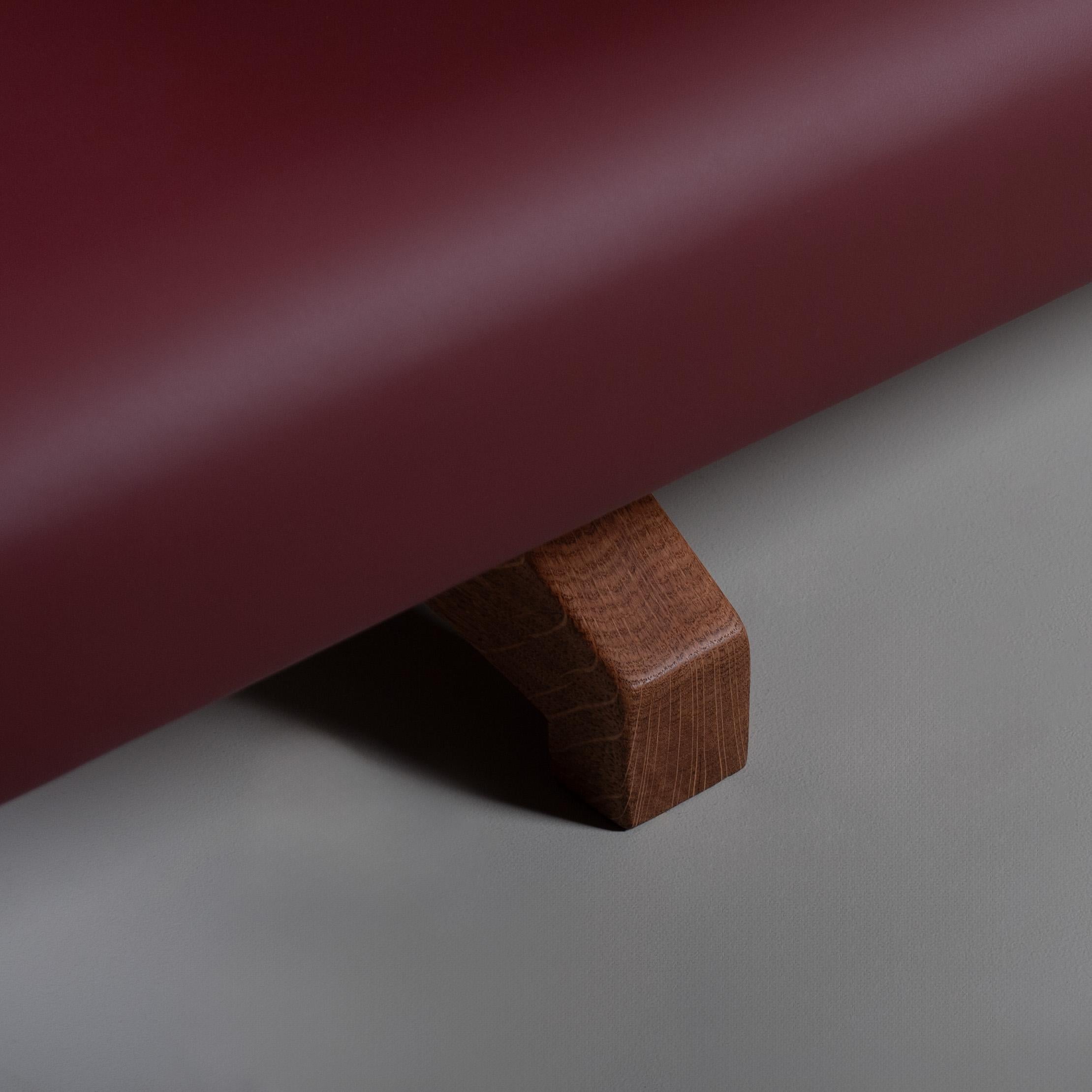 Grand pouf/table de canapé entièrement fabriqué à la main avec un design unique à deux niveaux. Le cadre est construit en chêne anglais à grain droit pour une plus grande stabilité et recouvert d'un cuir de qualité supérieure cousu proprement dans
