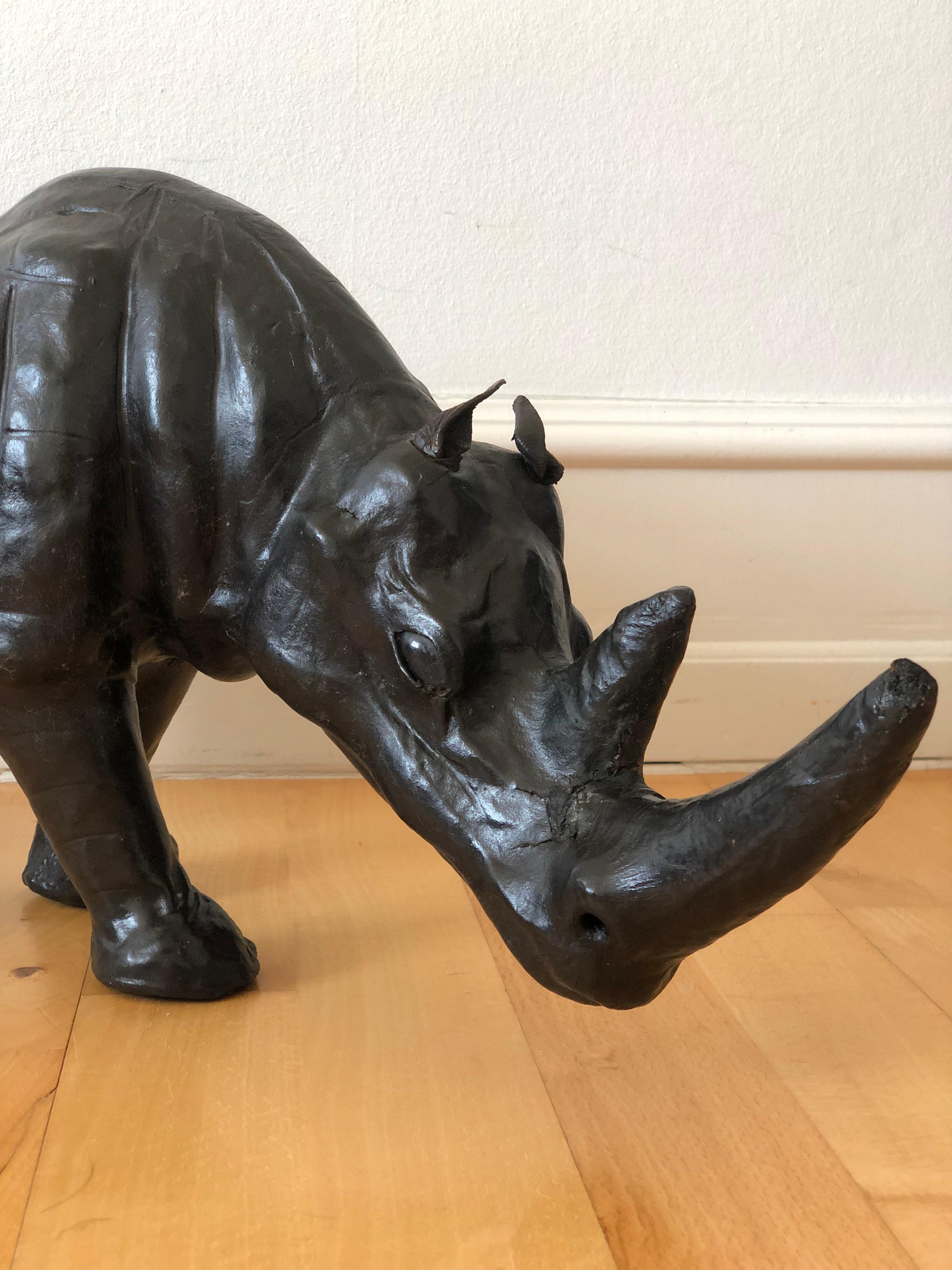 Questa statua di rinoceronte in pelle è un bellissimo pezzo realizzato a mano, che mostra dettagli e abilità artigianali eccezionali. 
Ogni dettaglio è stato creato con cura, dalle orecchie cucite a mano e dall'imbastitura raffinata agli occhi di