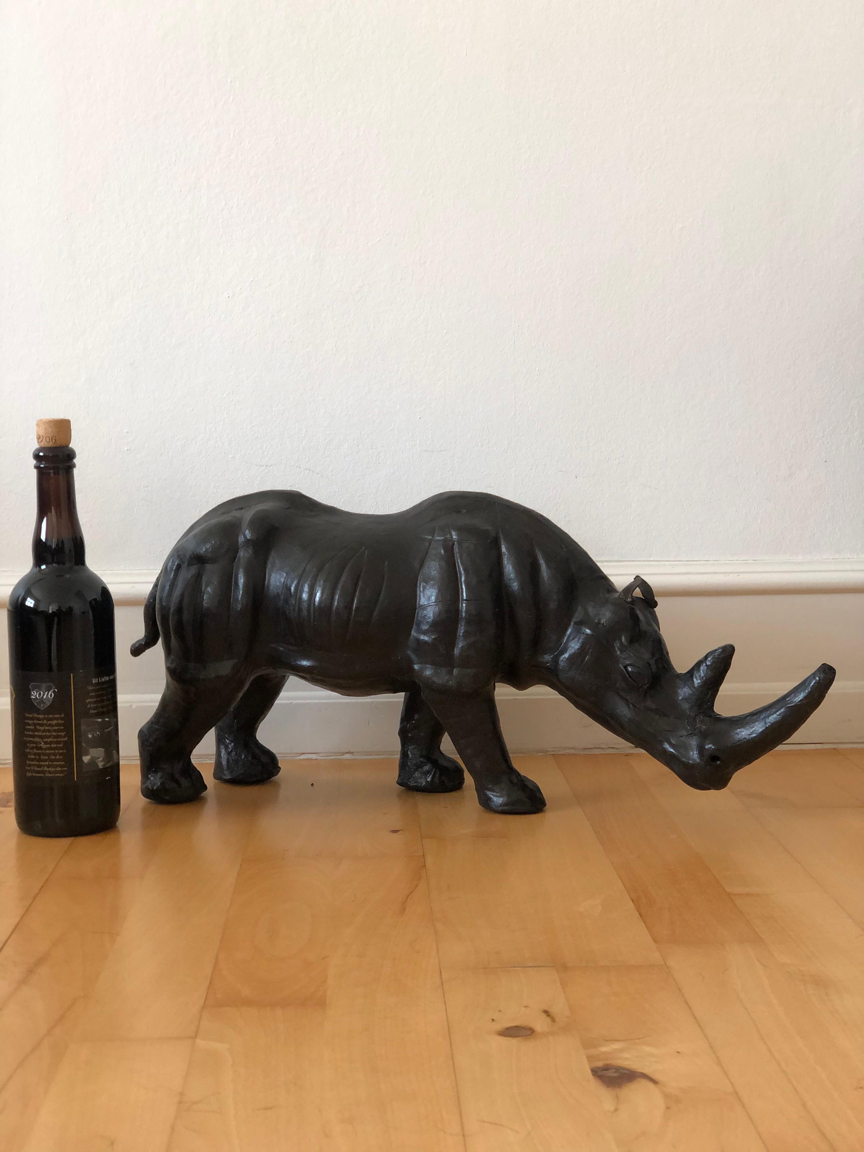 Fatto a mano Statua di rinoceronte in pelle realizzata a mano in vendita