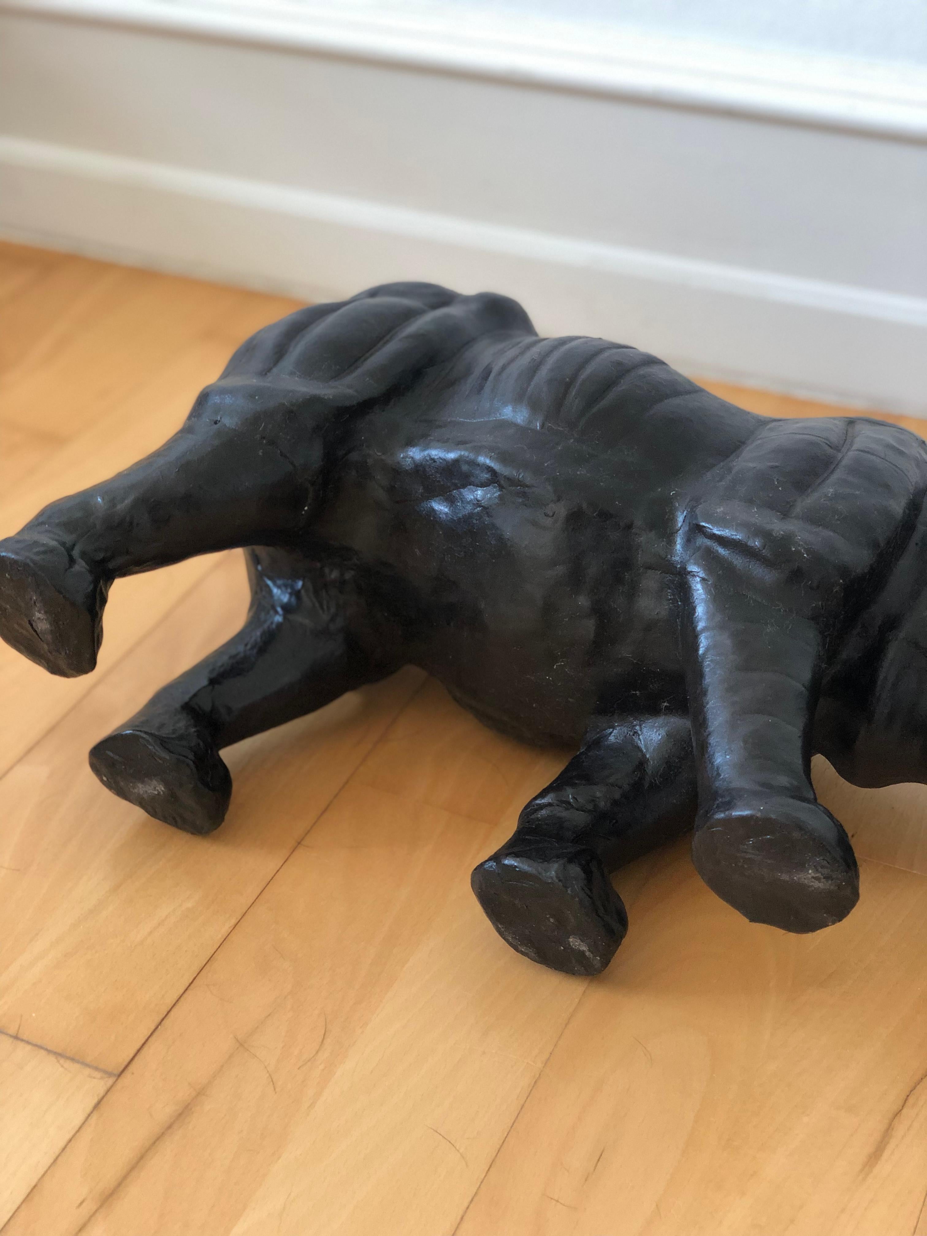 Pelle Statua di rinoceronte in pelle realizzata a mano in vendita