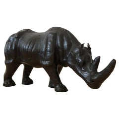 Estatua de rinoceronte de cuero hecha a mano