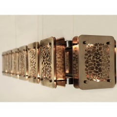 Lustre linéaire fabriqué à la main avec une plaque en laiton associée à du verre bronze