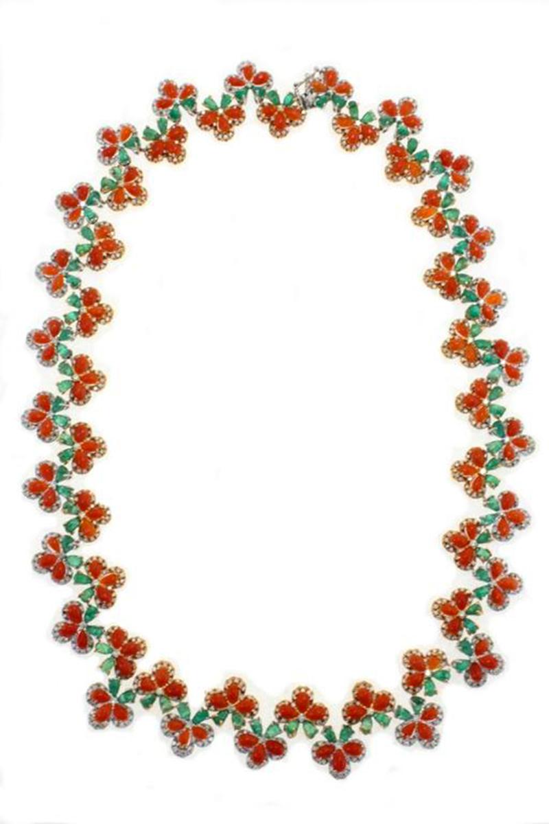 SHIPPING POLICY: 
No additional costs will be added to this order. 
Shipping costs will be totally covered by the seller (customs duties included).

Link necklace in 18kt white and rose gold mounted with diamonds, emeralds and coral.
Diamonds 8.94