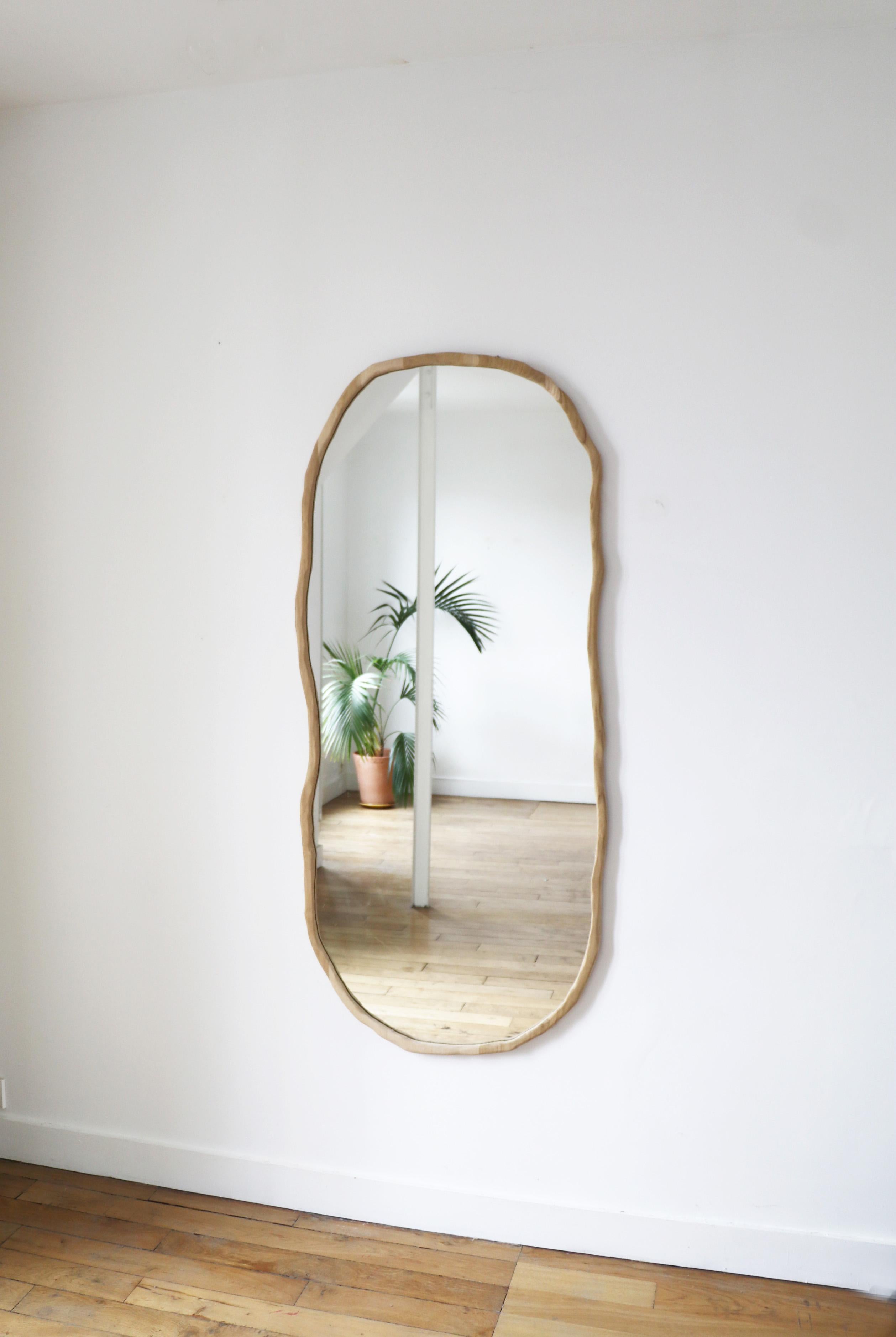 Specchio a Ondulazione Lunga realizzato a mano da Studio Alice Lahana
Edizione limitata di 8 esemplari
Dimensioni: D. 62 x H. 155 cm
Materiali: Oak francese, specchio.
Peso: 13 kg.

Lo specchio Ondulation - Long è realizzato a mano in edizione molto