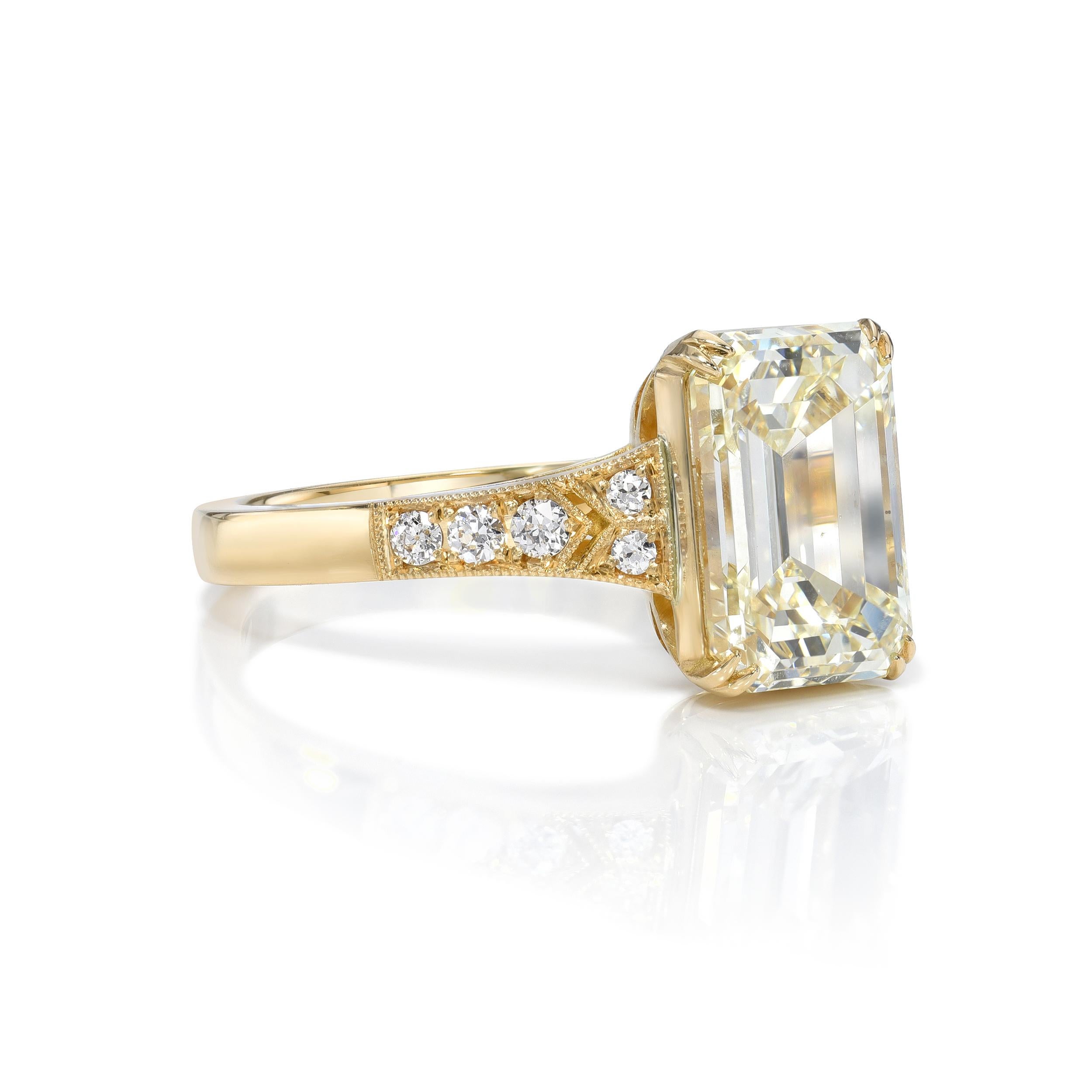3,01ct O-P/VS2 GIA-zertifizierter Diamant im Smaragdschliff mit 0,07ctw Diamanten im alten europäischen Schliff, gefasst in einer handgefertigten Fassung aus 18K Gelbgold.