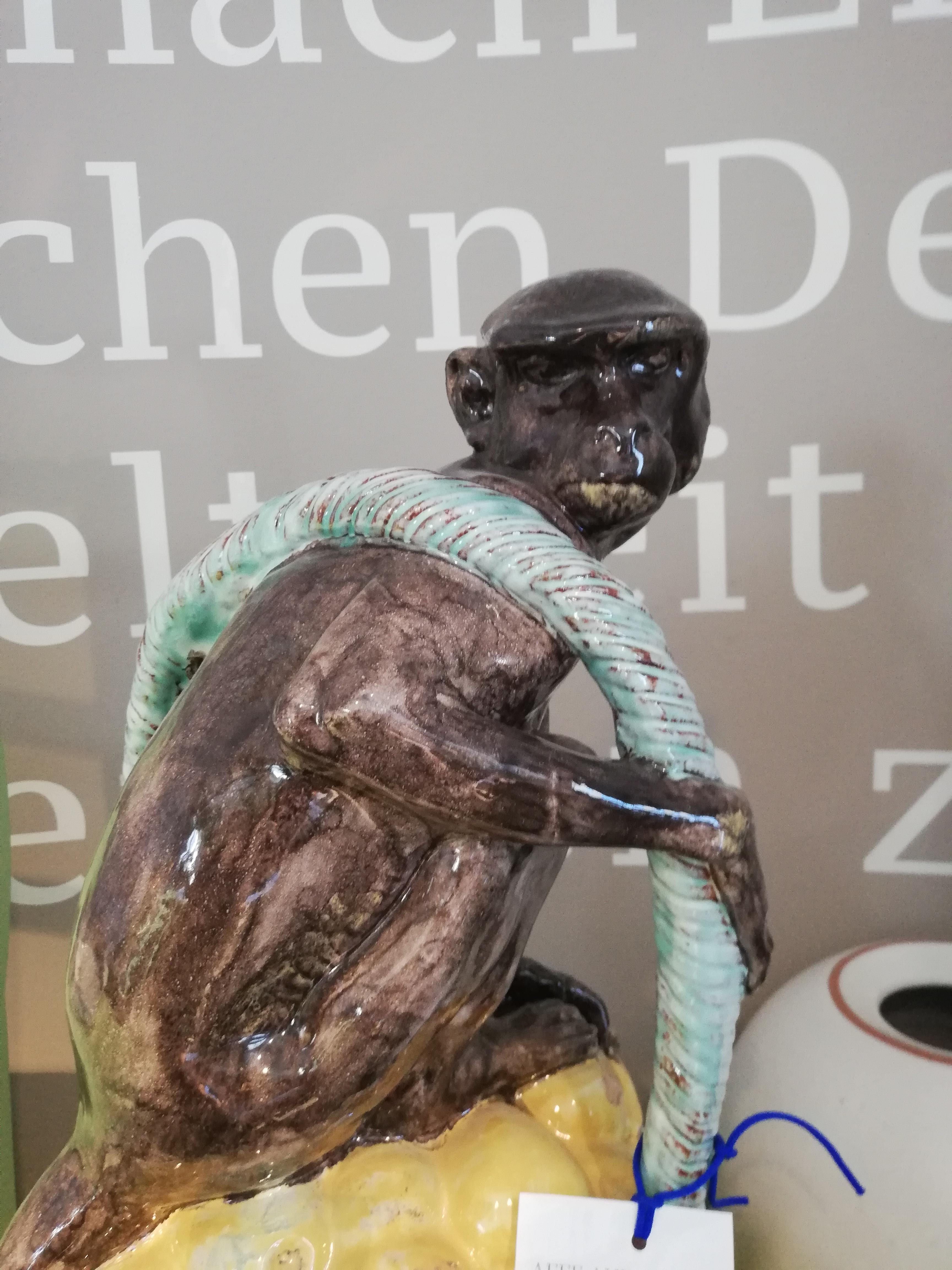 Figura de jardín de mayólica artesanal - Mono sobre una cesta de fruta, pintado a mano Moderno en venta