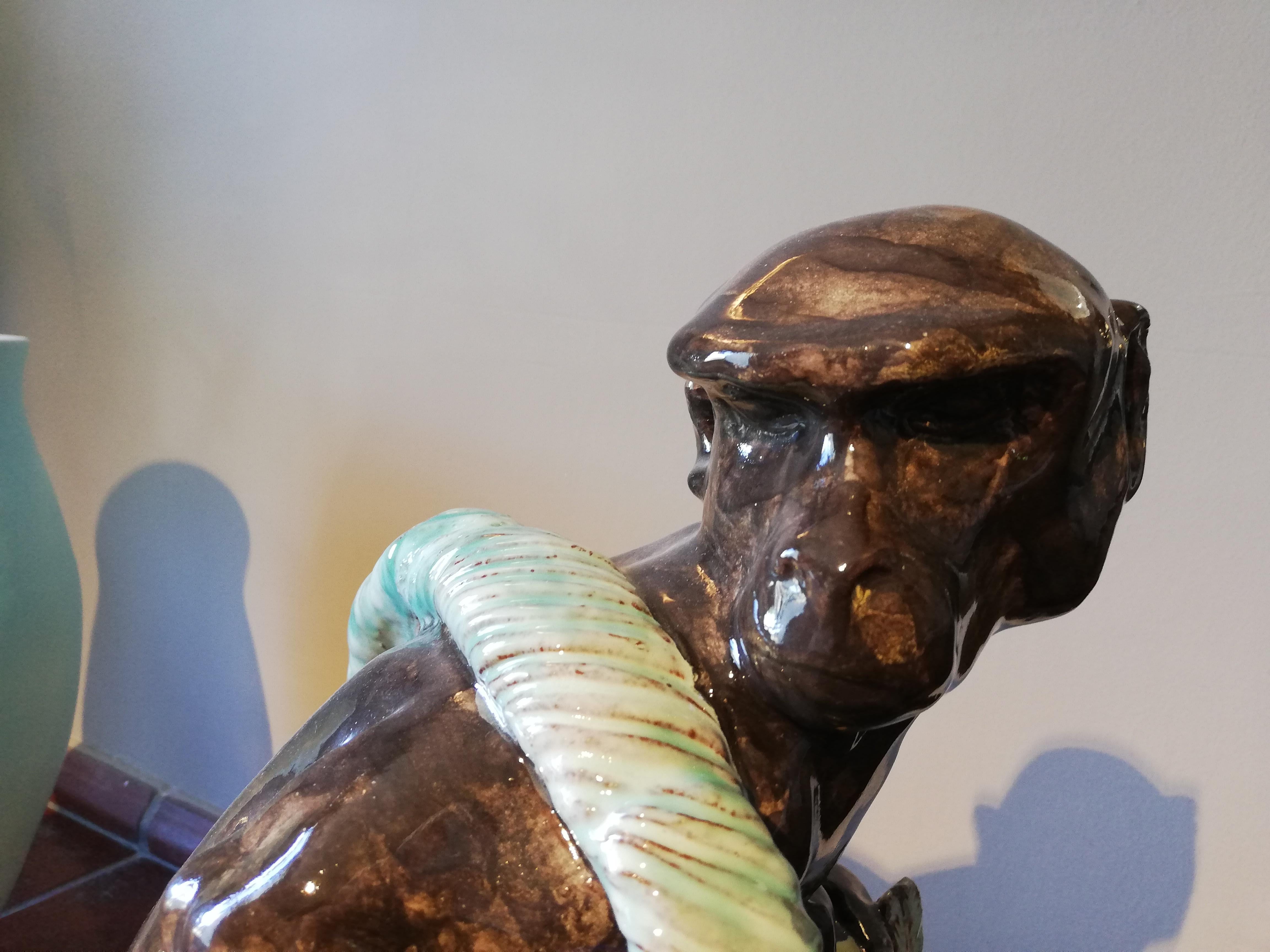 Figura de jardín de mayólica artesanal - Mono sobre una cesta de fruta, pintado a mano Alemán en venta