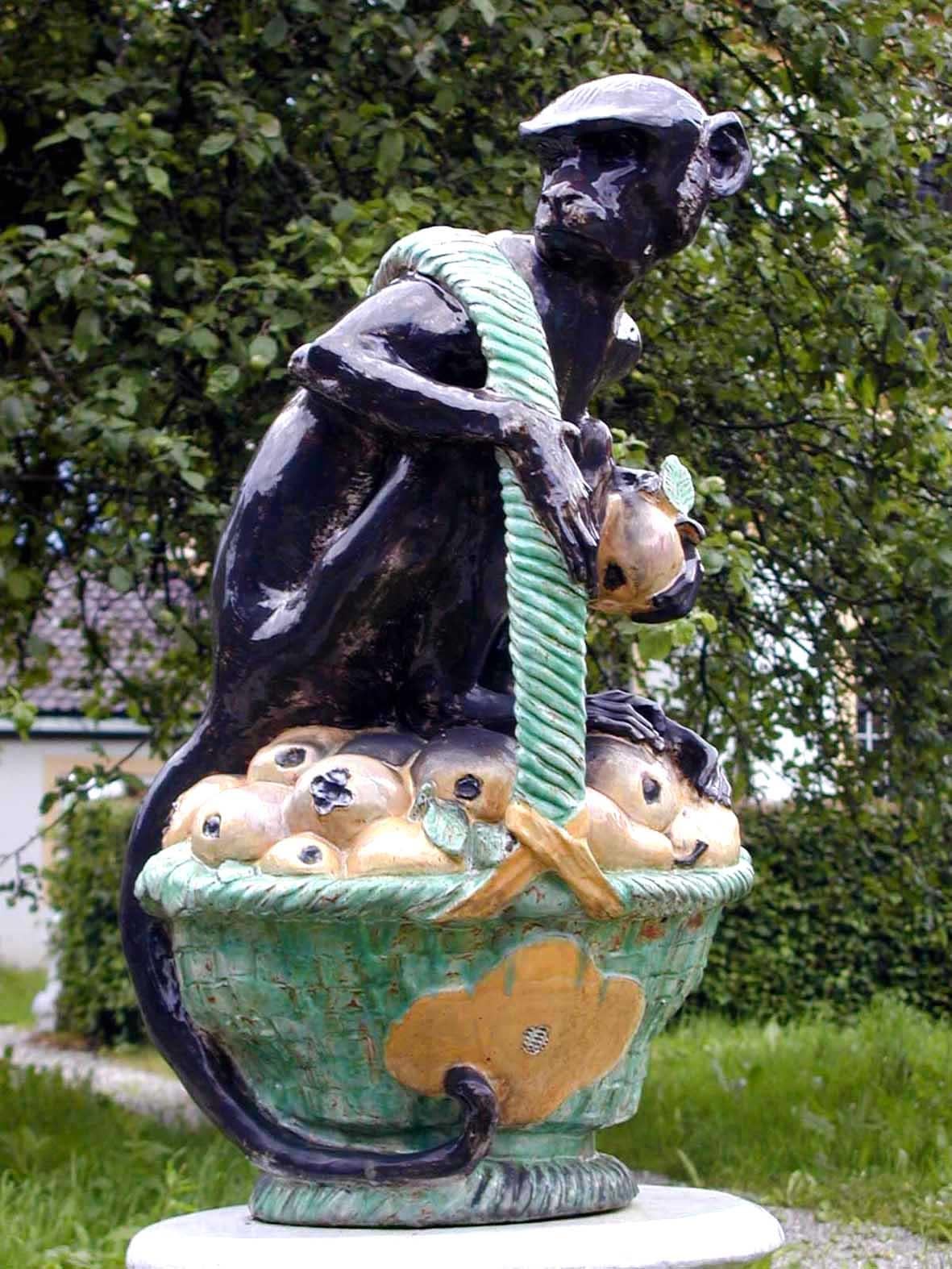 Figura de jardín de mayólica artesanal - Mono sobre una cesta de fruta, pintado a mano Vaciado en venta