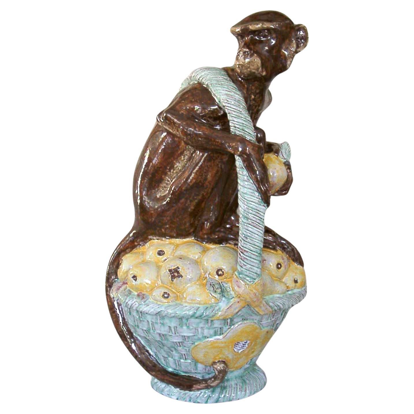 Figura di maiolica da giardino realizzata a mano - Scimmia su un cesto di frutta, dipinta a mano