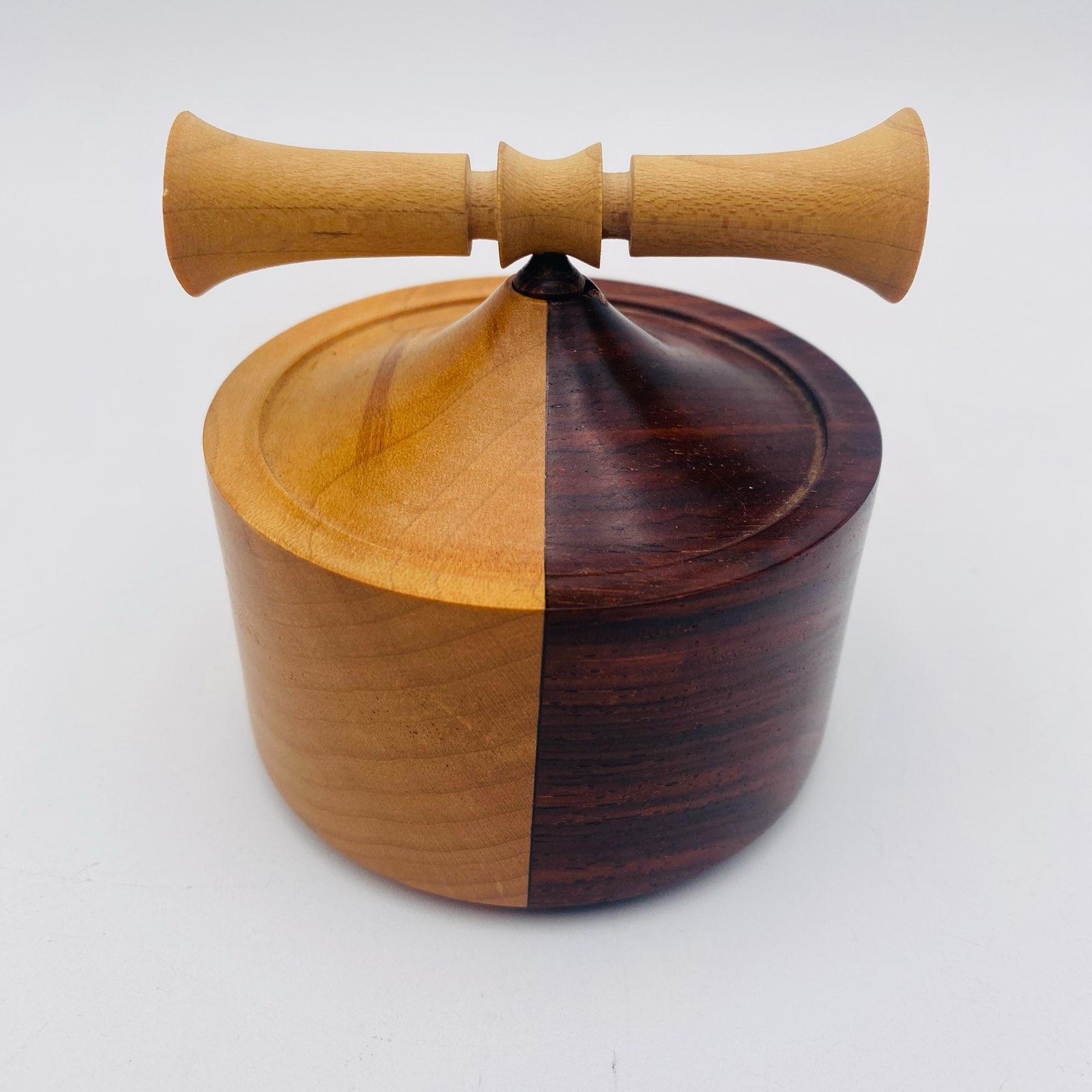 Diese Vase wird in Handarbeit aus Ahorn- und Cocobolo-Holz hergestellt. Der Boden ist signiert und datiert. 
