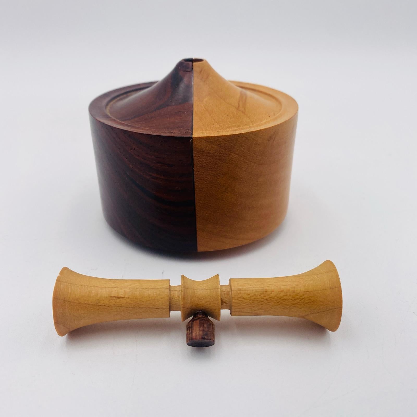 Handgefertigte Vase aus Ahorn und Cocobolo Holz Signiert (Arts and Crafts) im Angebot