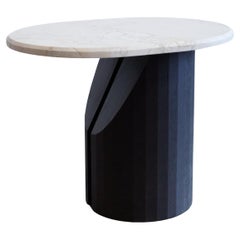 Grande table gigogne fabriquée à la main en marbre et chêne noirci de Mary Ratcliffe Studio