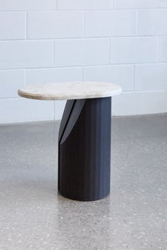 Petite table gigogne fabriquée à la main en marbre et chêne noirci de Mary Ratcliffe Studio