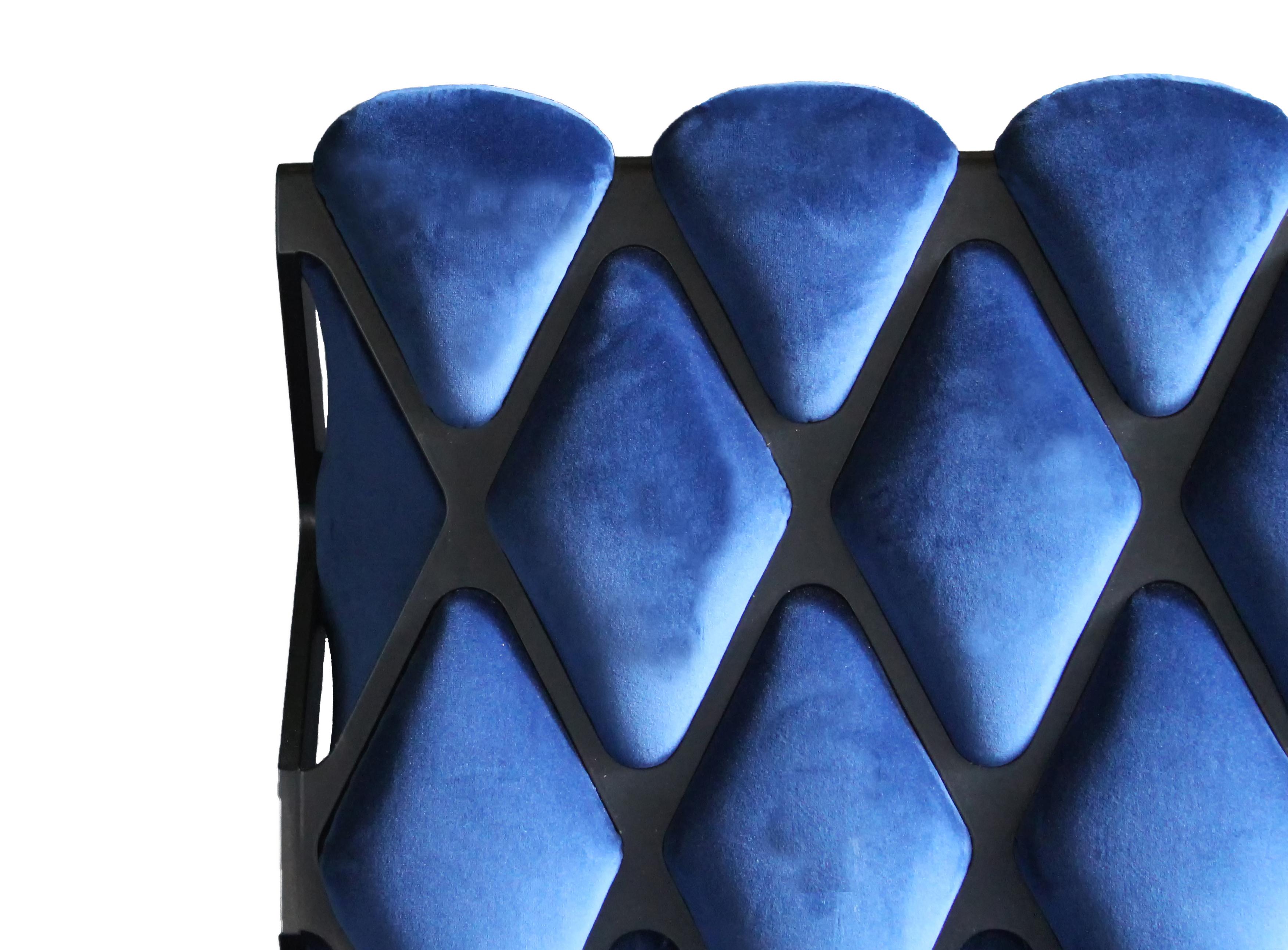 Moderne Settee Matrice fabriquée à la main en acier noir et velours bleu personnalisable en vente