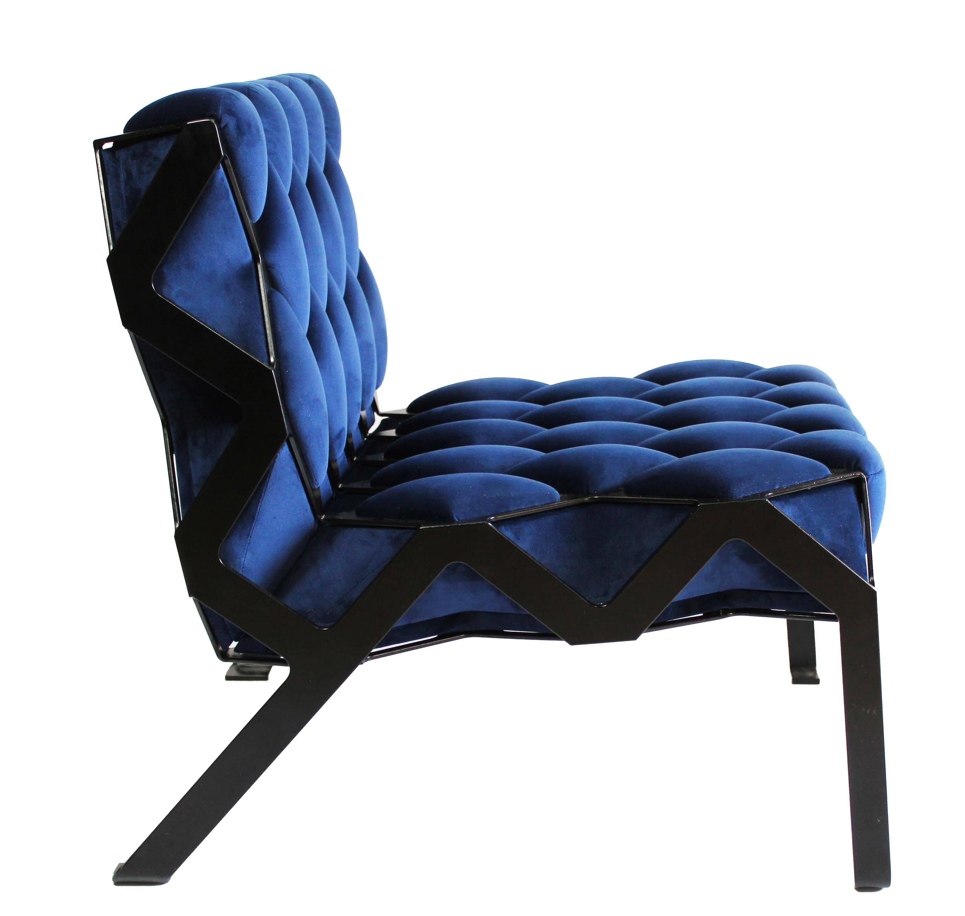 Settee Matrice fabriquée à la main en acier noir et velours bleu personnalisable Neuf - En vente à MONTROZIER, FR