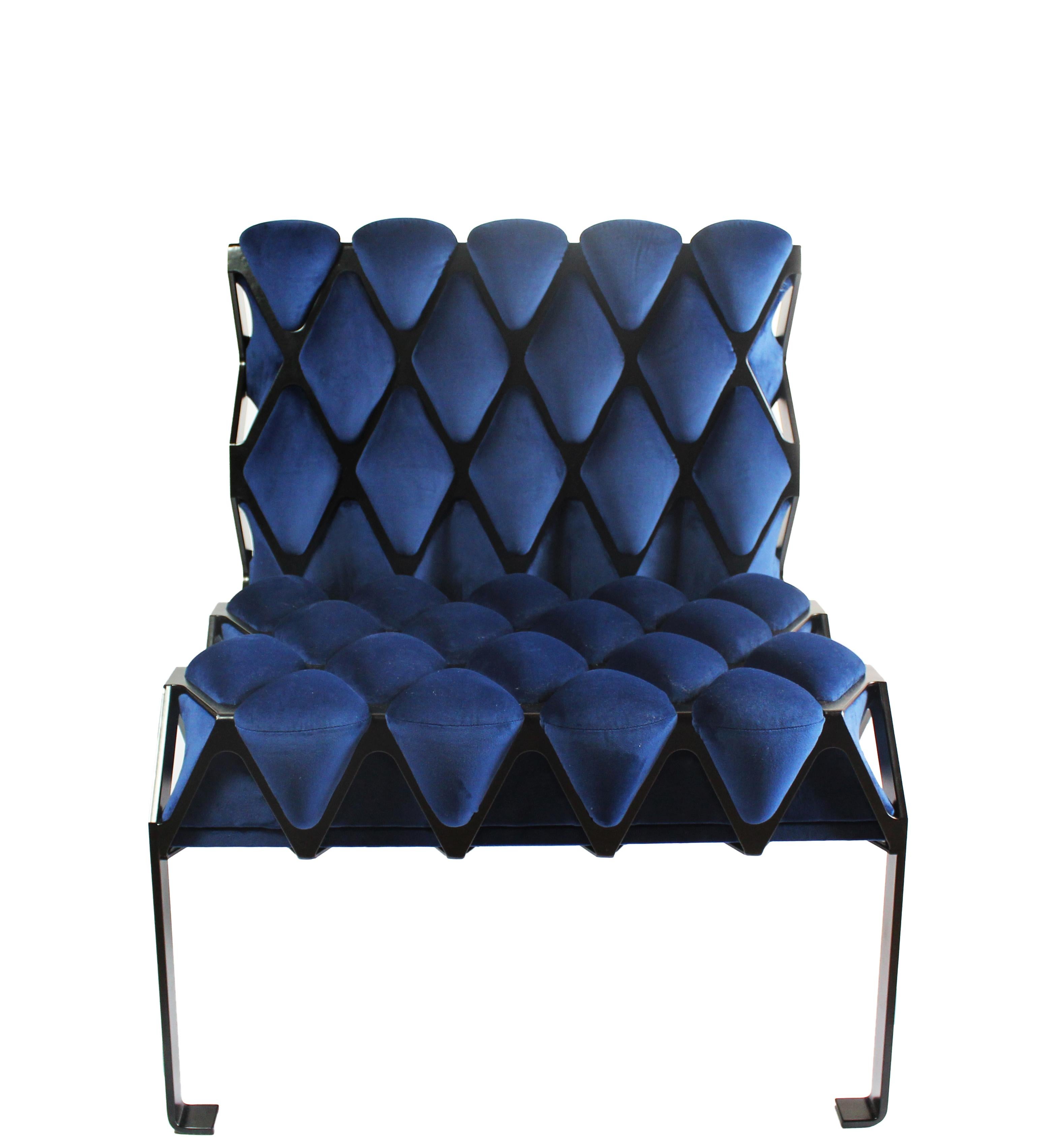 Handgefertigter Matrice-Stuhl aus schwarzem Stahl und blauem Samt, anpassbar (Moderne) im Angebot