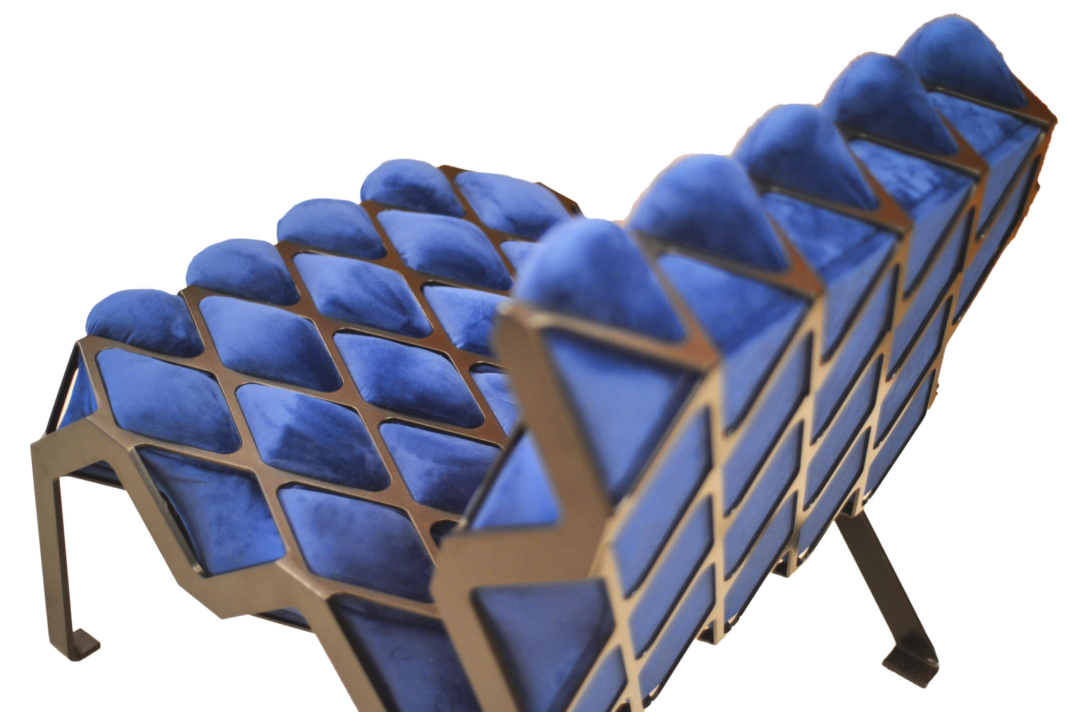 Handgefertigter Matrice-Stuhl aus schwarzem Stahl und blauem Samt, anpassbar (Französisch) im Angebot