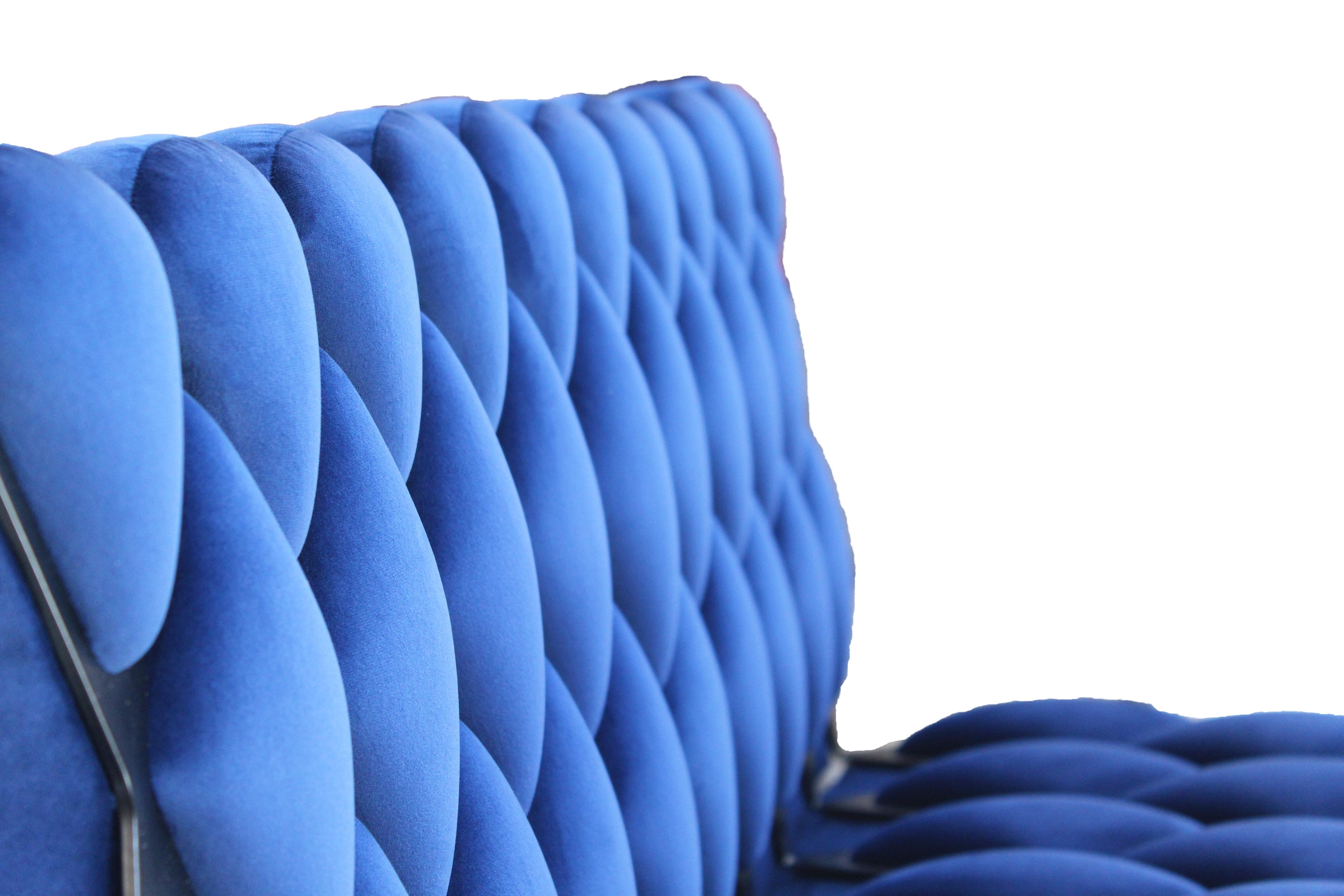 Handgefertigter Matrice-Stuhl aus schwarzem Stahl und blauem Samt, anpassbar (Pulverbeschichtet) im Angebot
