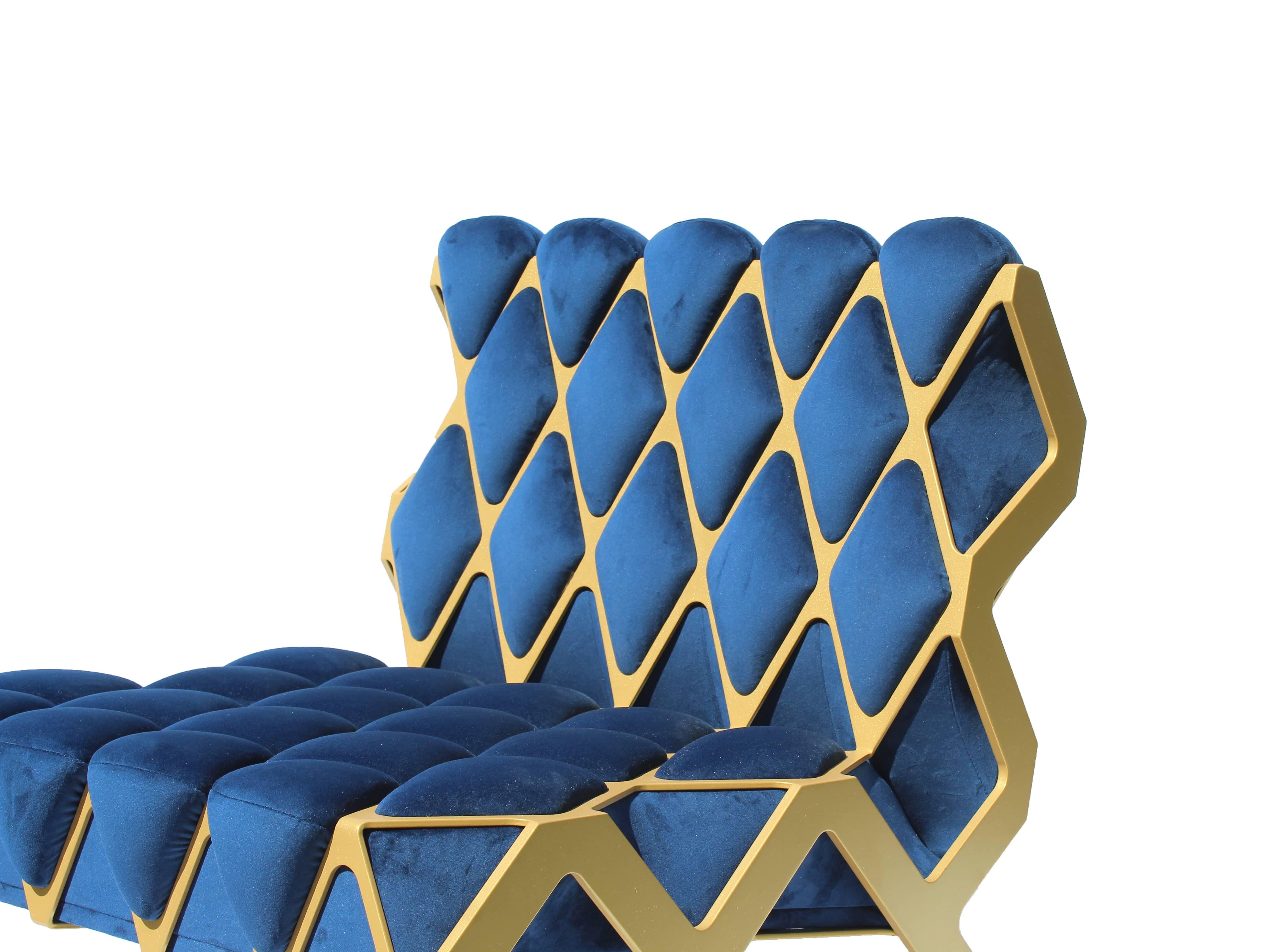 Moderne Chaise Matrice fabriquée à la main en acier doré et velours bleu en vente