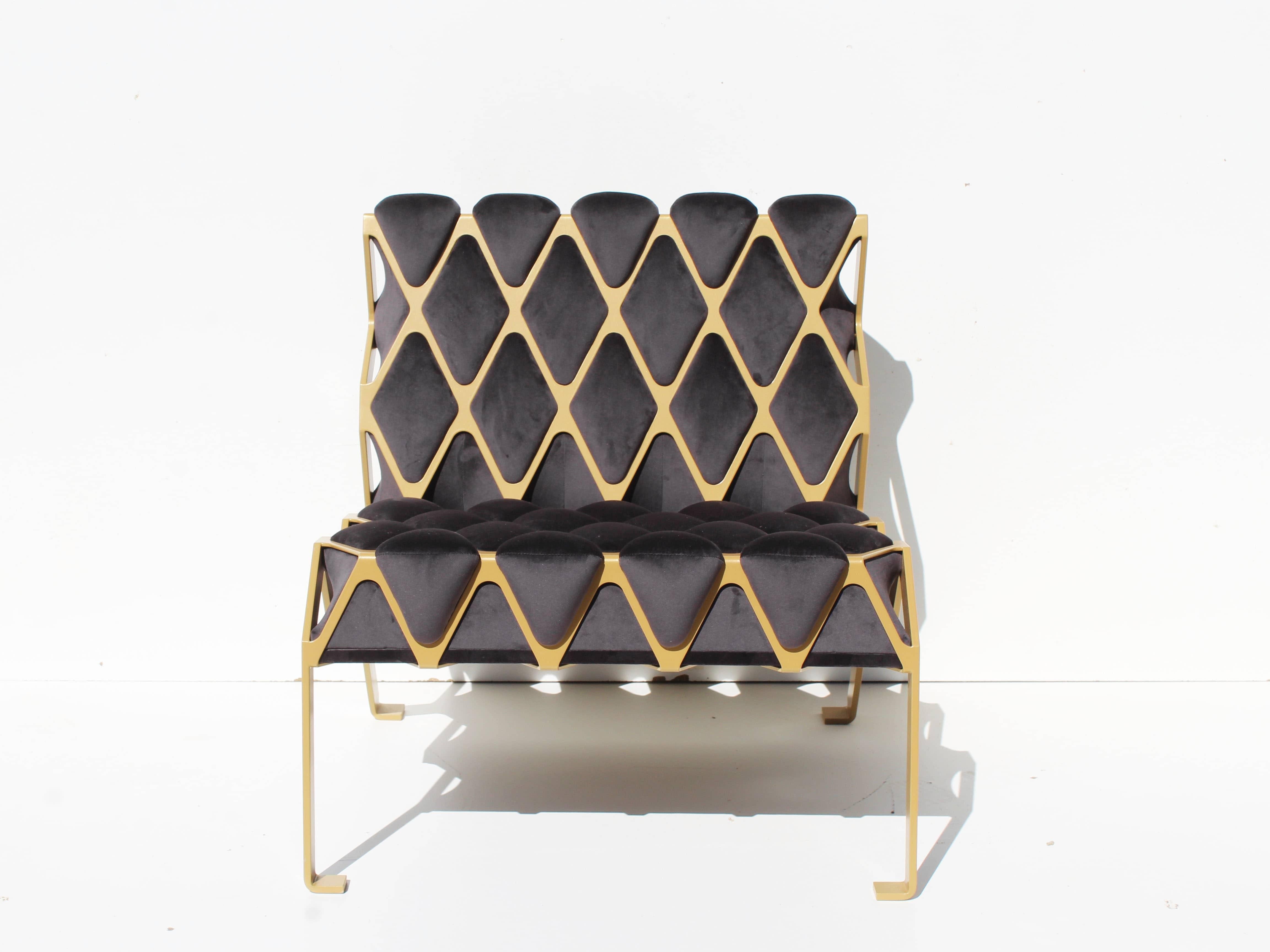 La chaise d'appoint Matrice est une chaise d'appoint conçue autour de l'empreinte. L'empreinte créée par l'interaction entre deux matériaux, l'un ductile et l'autre mou. Inspiration des photos de Gabriele Basilico sur des chaises imprimées

Matrice