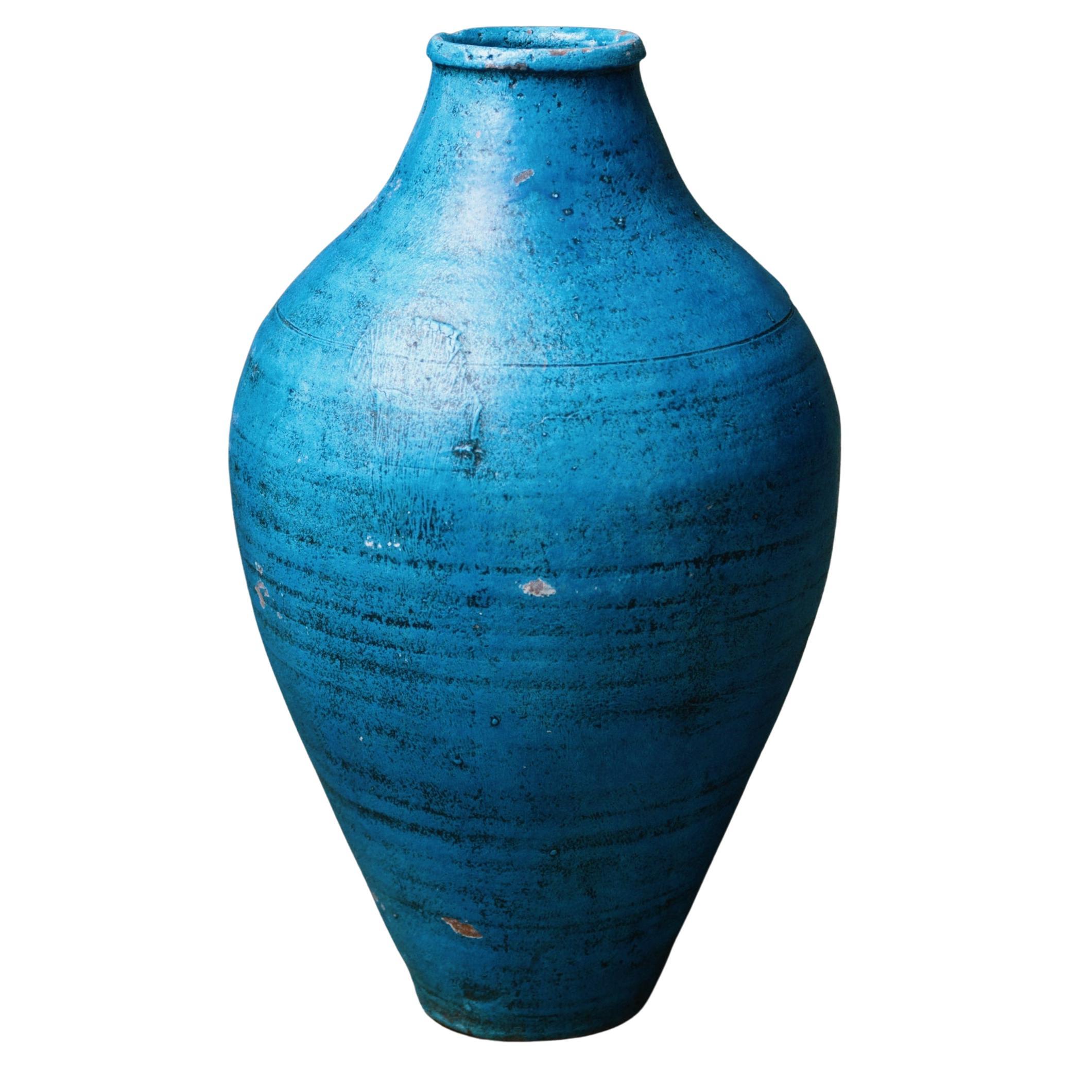 Découvrez l'art intemporel du vase Amphora en terre cuite bleu méditerranéen fabriqué à la main, une pièce qui incarne l'authenticité et l'artisanat. Façonnée avec soin par des artisans qualifiés à l'aide de terre cuite naturelle, cette amphore