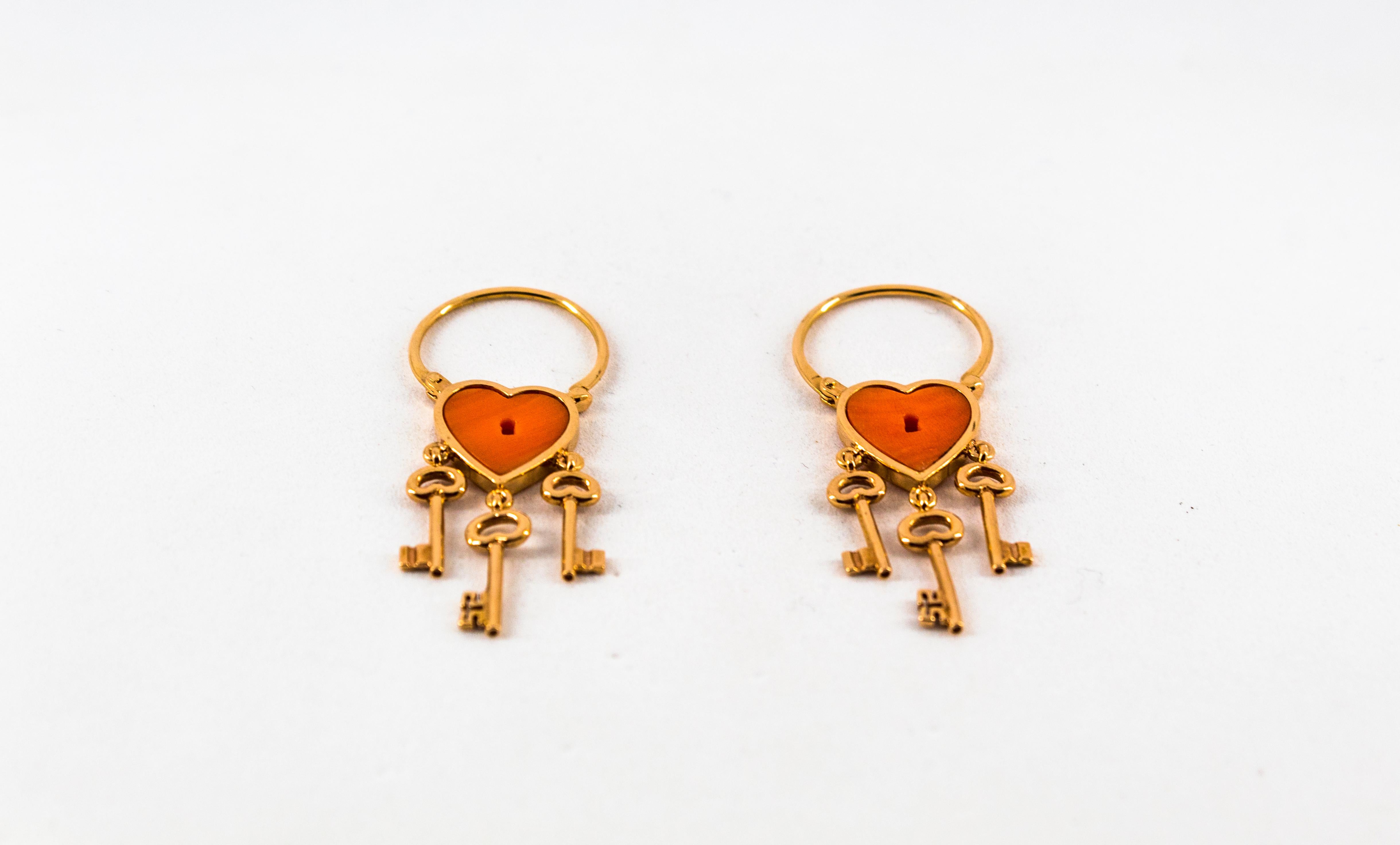 Orecchini a pendente in oro rosa con corallo rosa del Mediterraneo realizzati a mano in vendita 3