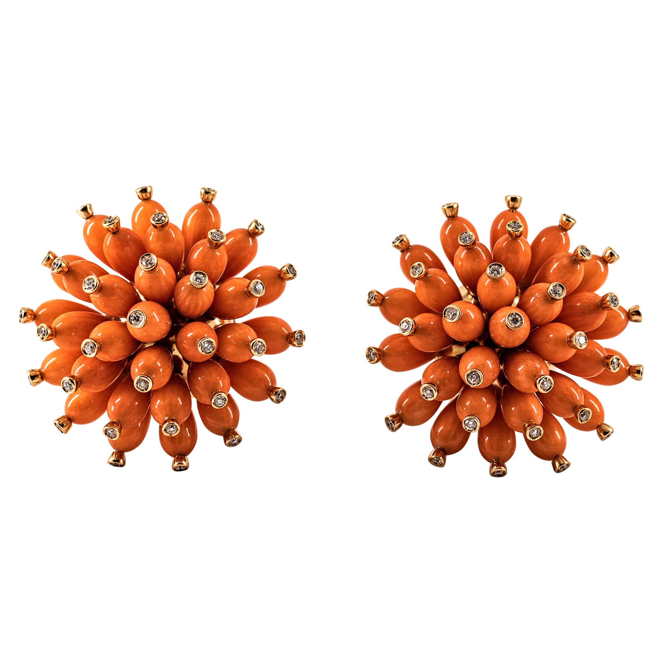 Handgefertigte mediterrane pfirsichfarbene Koralle Weißer Diamant Gelbgold Ohrhänger