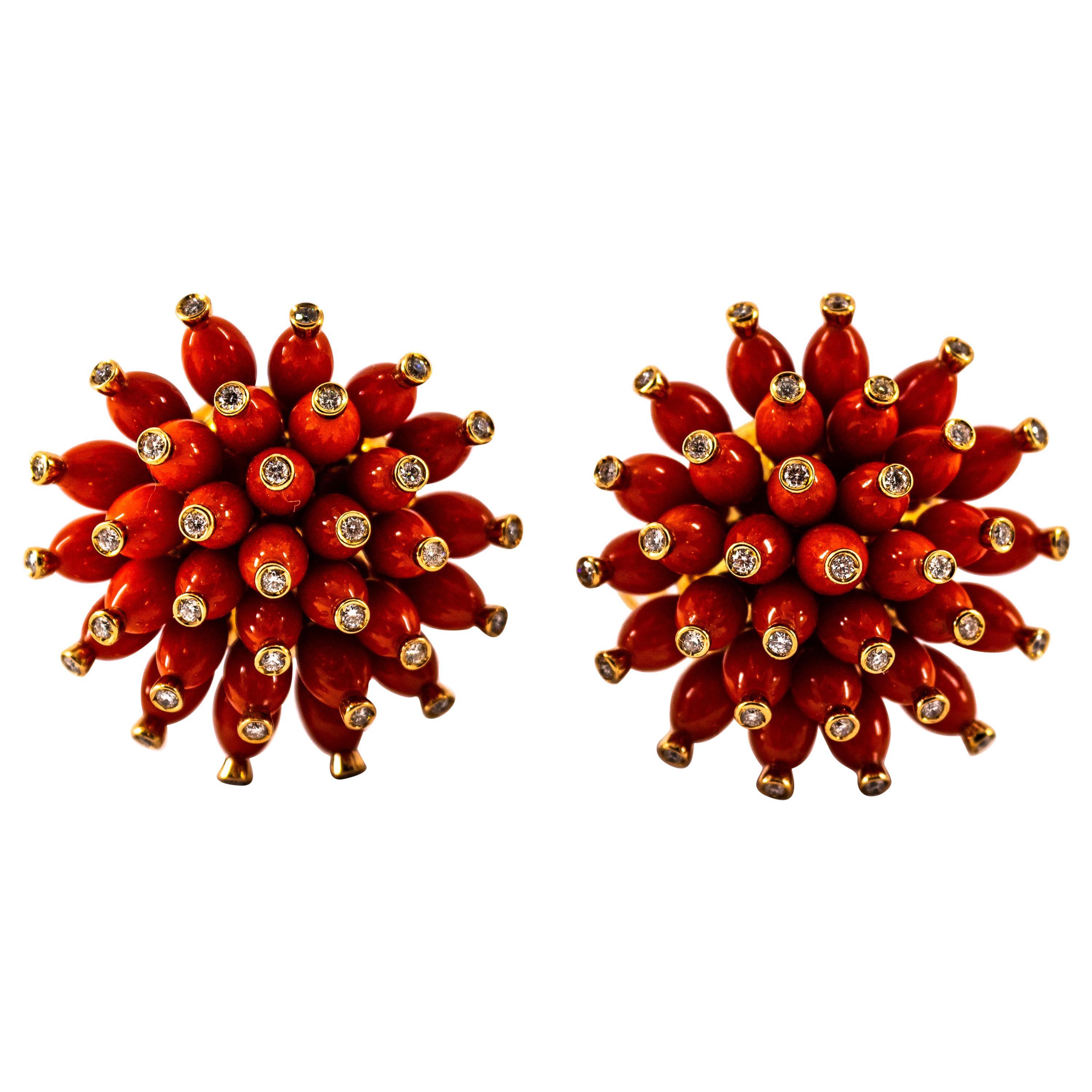 Ohrringe aus Gelbgold mit mediterraner roter Koralle und weißen Diamanten, handgefertigt