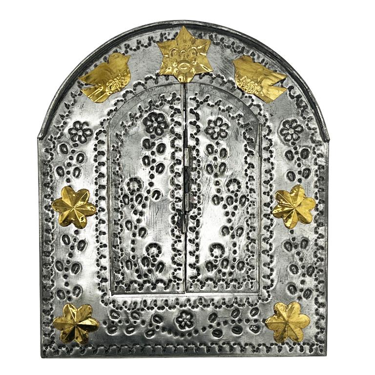 Questo splendido specchio messicano di latta lavorato a mano incarna lo spirito dell'artigianato popolare tradizionale che si trova in tutto il Messico centrale e settentrionale ed è amato dai collezionisti di Santa Fe. La cornice ad arco presenta