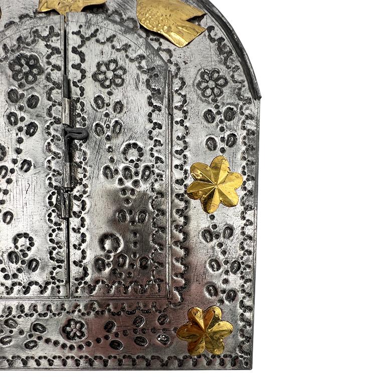 Specchio messicano di latta con ante apribili, fatto a mano, arte popolare di Santa Fe In condizioni buone in vendita a Oklahoma City, OK