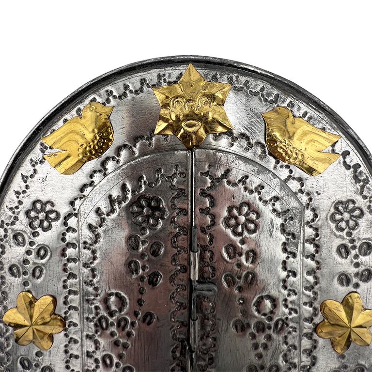 XX secolo Specchio messicano di latta con ante apribili, fatto a mano, arte popolare di Santa Fe in vendita