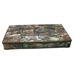 Caja para cigarrillos hecha a mano en México, de latón, palo de rosa y concha de abulón.